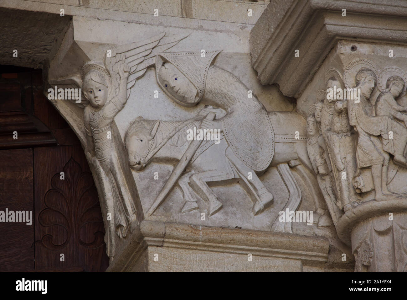 Der Prophet Bileam und seine Eselin und der Engel in der CORBEL am Westportal der Kathedrale von Autun (Kathedrale Saint-Lazare d'Autun) in Autun, Burgund, Frankreich dargestellt. Die romanische original aus dem 12. Jahrhundert datiert wurde, eine Kopie im 19. Jahrhundert ersetzt. Das Original wurde wahrscheinlich vom Französischen romanische Bildhauer Gislebertus geschnitzt. Stockfoto