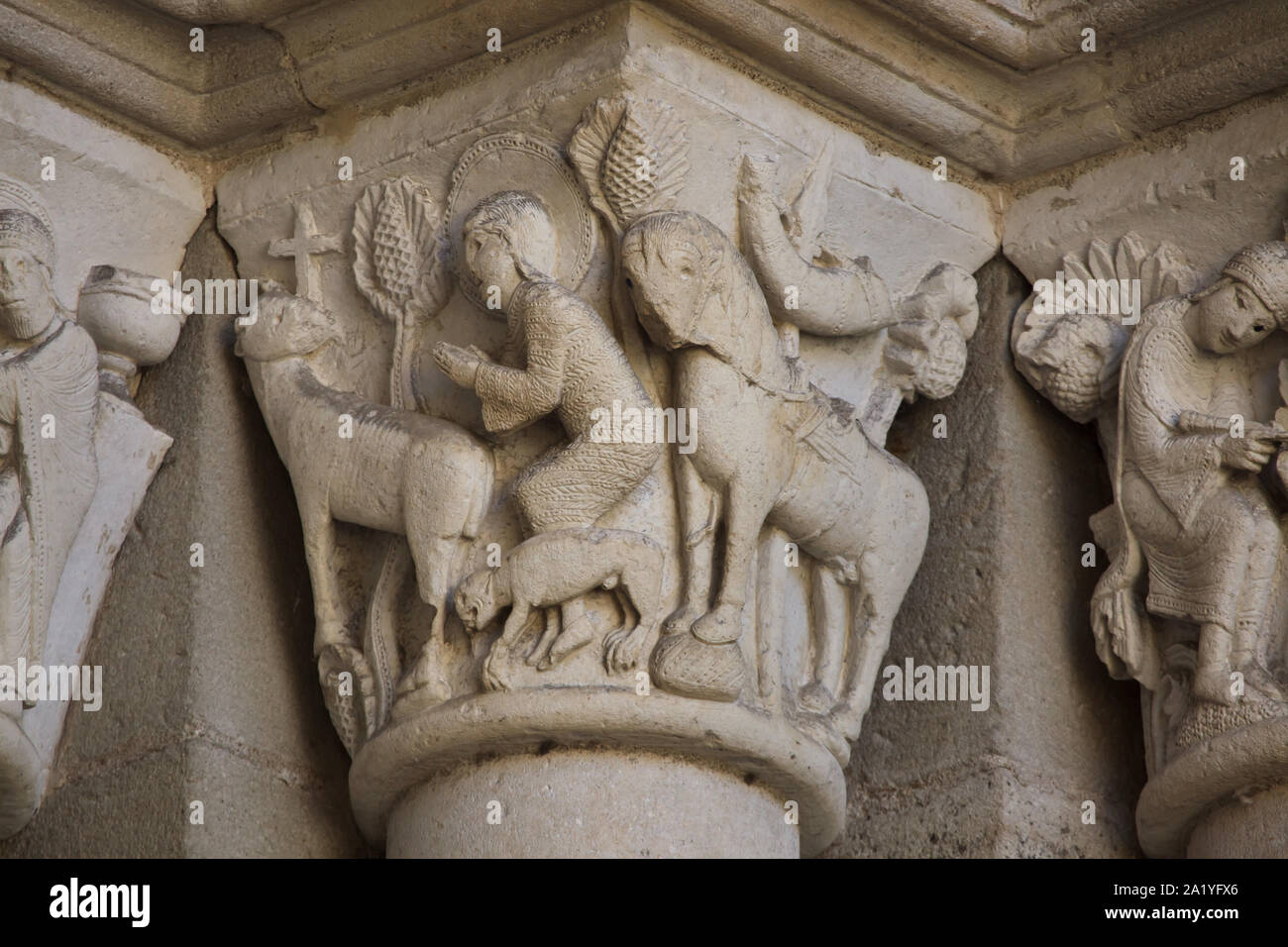 Saint Eustace und die Hirsche in der Romanischen Kapital aus dem 12. Jahrhundert am Westportal der Kathedrale von Autun (Kathedrale Saint-Lazare d'Autun) in Autun, Burgund, Frankreich dargestellt. Die Hauptstadt wurde wahrscheinlich von französischen Romanische Bildhauer Gislebertus geschnitzt. Stockfoto