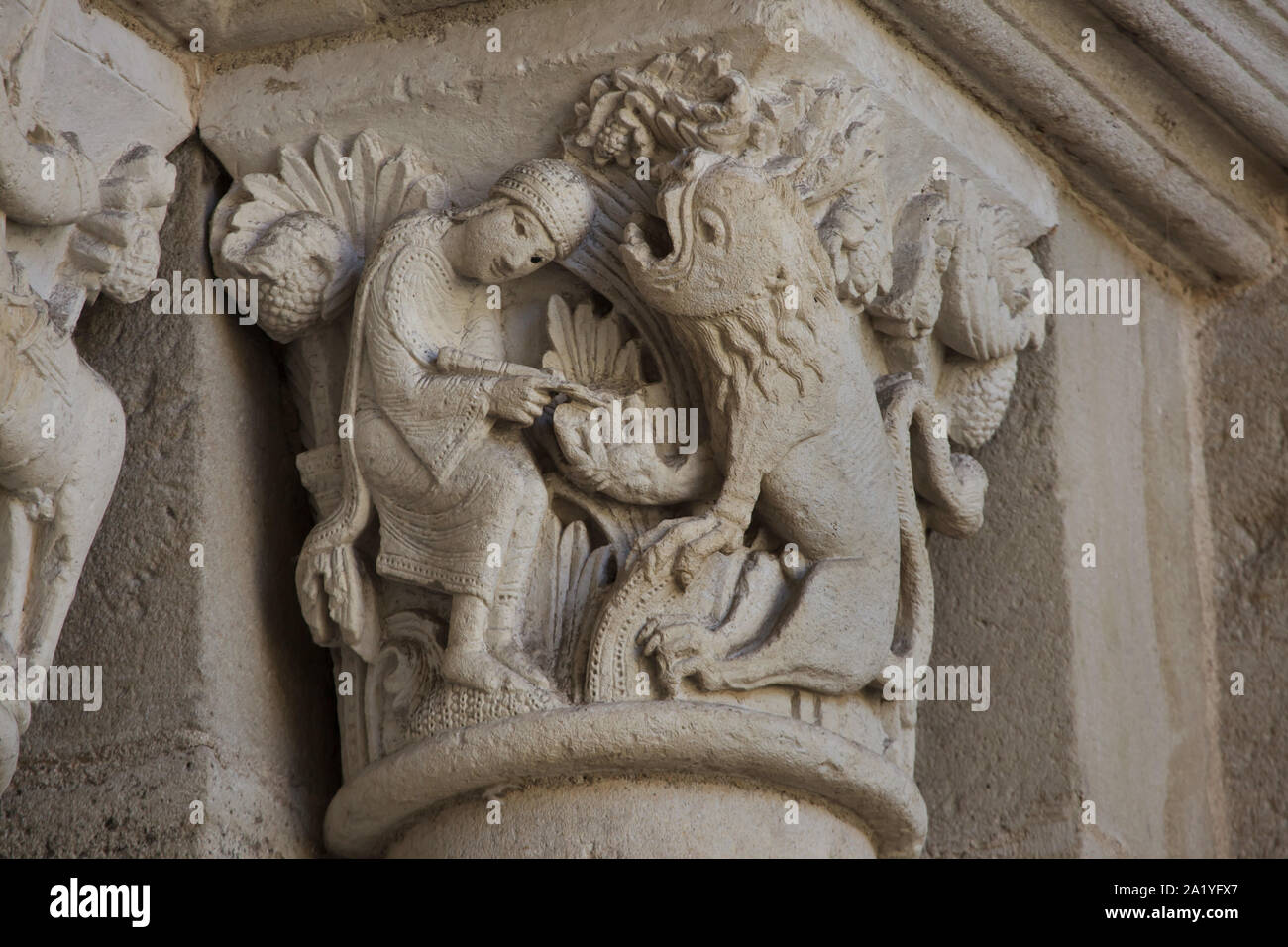 Der heilige Hieronymus und der Löwe in der Romanischen Kapital aus dem 12. Jahrhundert am Westportal der Kathedrale von Autun (Kathedrale Saint-Lazare d'Autun) in Autun, Burgund, Frankreich dargestellt. Die Hauptstadt wurde wahrscheinlich von französischen Romanische Bildhauer Gislebertus geschnitzt. Stockfoto