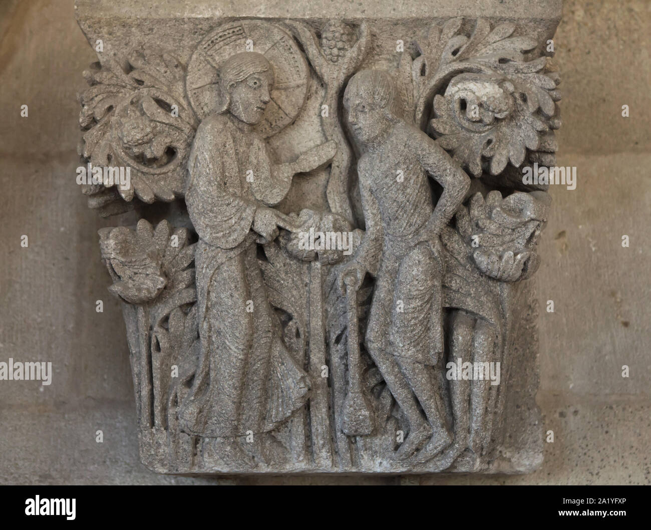 Gott fragt Kain in der Romanischen Kapital aus dem 12. Jahrhundert datiert aus dem Autun Dom (Kathedrale Saint-Lazare d'Autun) dargestellt, nun im Kapitel Bibliothek der Kathedrale von Autun Autun, Burgund, Frankreich. Die Hauptstadt wurde wahrscheinlich von französischen Romanische Bildhauer Gislebertus geschnitzt. Stockfoto