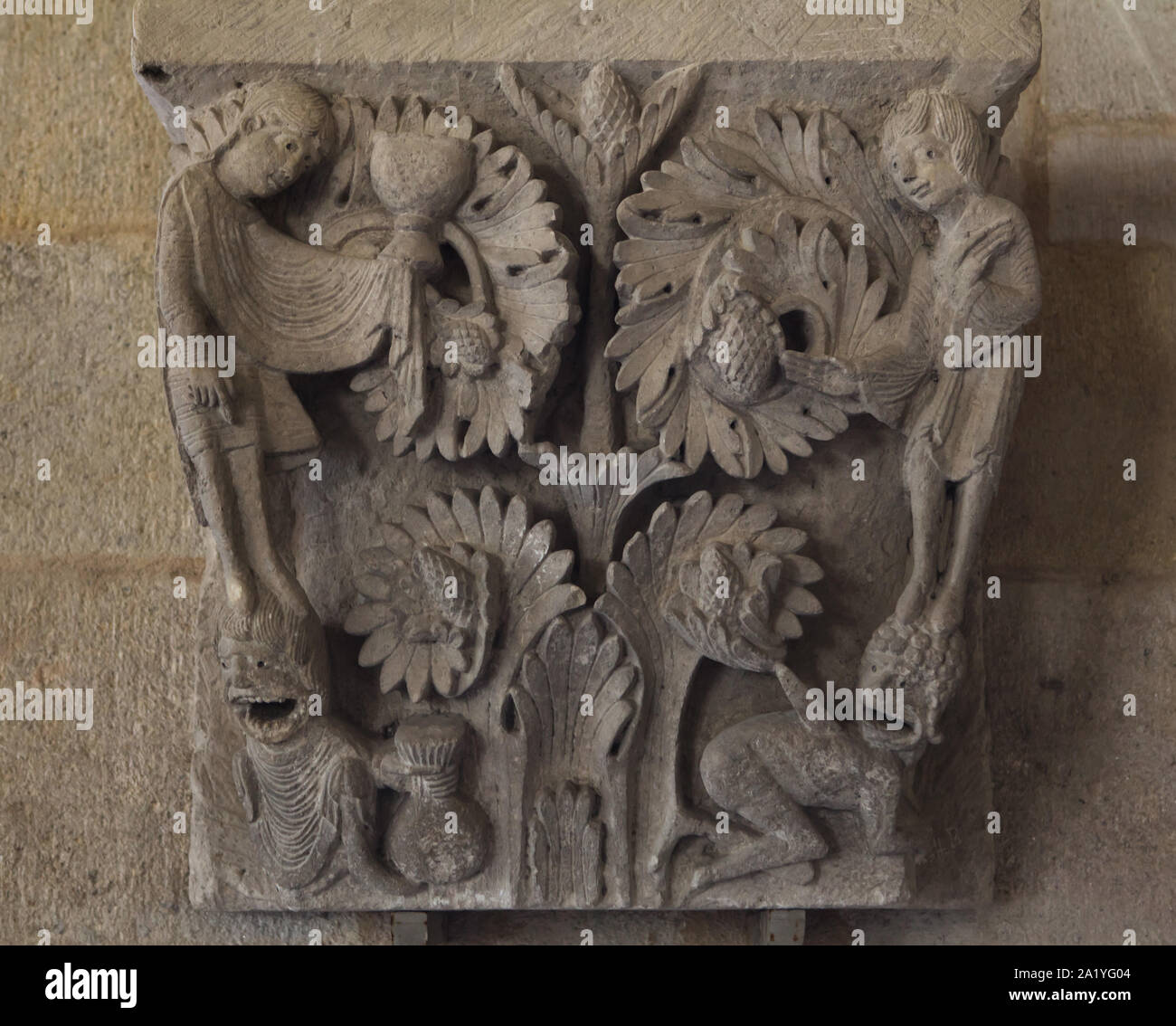 Kampf zwischen Tugenden und Laster dargestellt in der Romanischen Kapital aus dem 12. Jahrhundert datiert aus dem Autun Dom (Kathedrale Saint-Lazare d'Autun), nun im Kapitel Bibliothek der Kathedrale von Autun Autun, Burgund, Frankreich. Nächstenliebe ist, dargestellt mit einem Kelch gemahlen der Dämon der Habgier, der zwei Beutel mit Geld, während die Hoffnung der Dämon der Verzweiflung tötet mit einem Schub von ihr Schwert. Die Hauptstadt wurde wahrscheinlich von französischen Romanische Bildhauer Gislebertus geschnitzt. Stockfoto