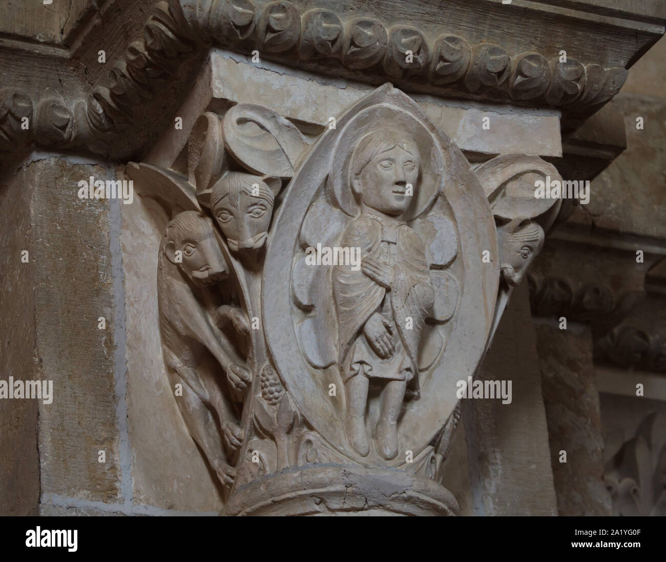 Daniel und die Löwen in die Romanische Kapital aus dem 12. Jahrhundert in der Basilika der Heiligen Maria Magdalena (Basilika Sainte-Marie-Madeleine de Vézelay) Der vézelay Abtei Sainte-Marie-Madeleine (Abbaye de Vézelay) in Vézelay, Burgund, Frankreich dargestellt. Stockfoto