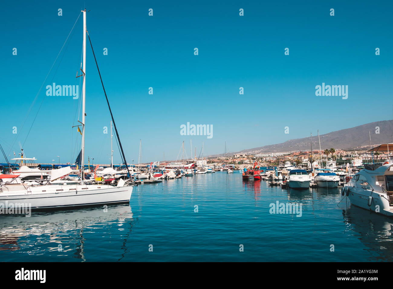 Teneriffa, Spanien - August 2019: Viele Motorboote, Segelboote und Yachten Hafen auf Teneriffa Stockfoto