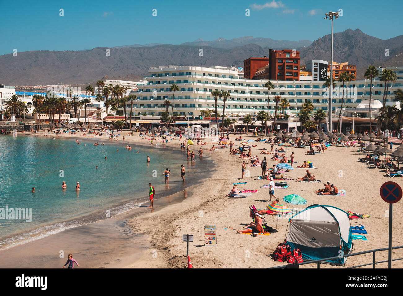 Teneriffa, Spanien - August, 2019: die Menschen in der überfüllten Strand mit Hotel im Hintergrund, Costa Adeje, Teneriffa, Spanien Stockfoto