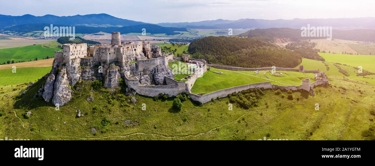 Luftaufnahme von Spis (Zipser, spišský) Schloss, Unesco Wold Erbe, Slowakei, zweite größte mittelalterliche Burg in Mitteleuropa. Stockfoto