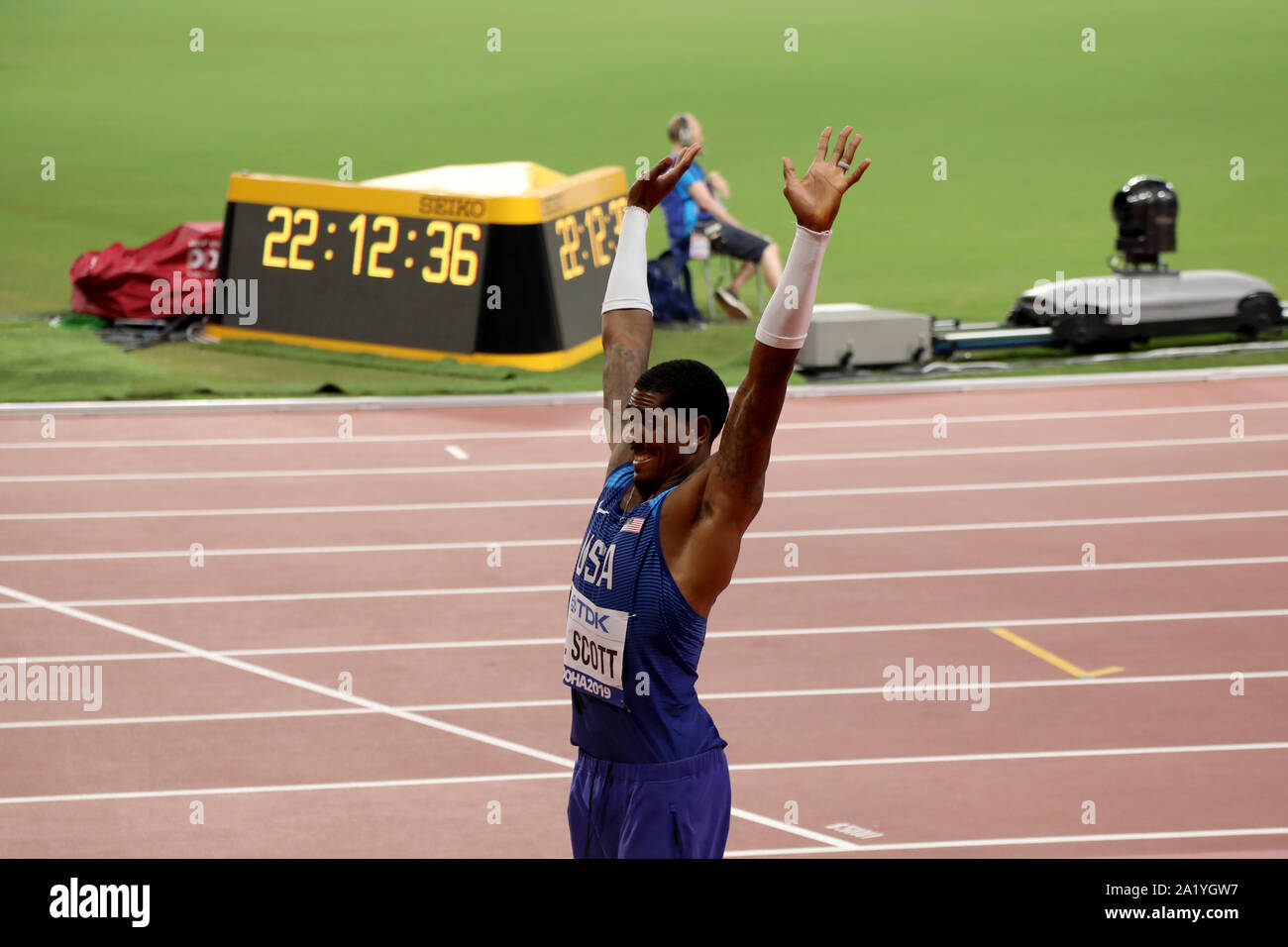 Doha/Katar - September 29, 2019: Donald Scott der USA erstreckt sich in der Vorbereitung für seinen nächsten springen während der Endrunde der Männer Dreisprung als Teil der IAAF Leichtathletik WM 2019 Stockfoto