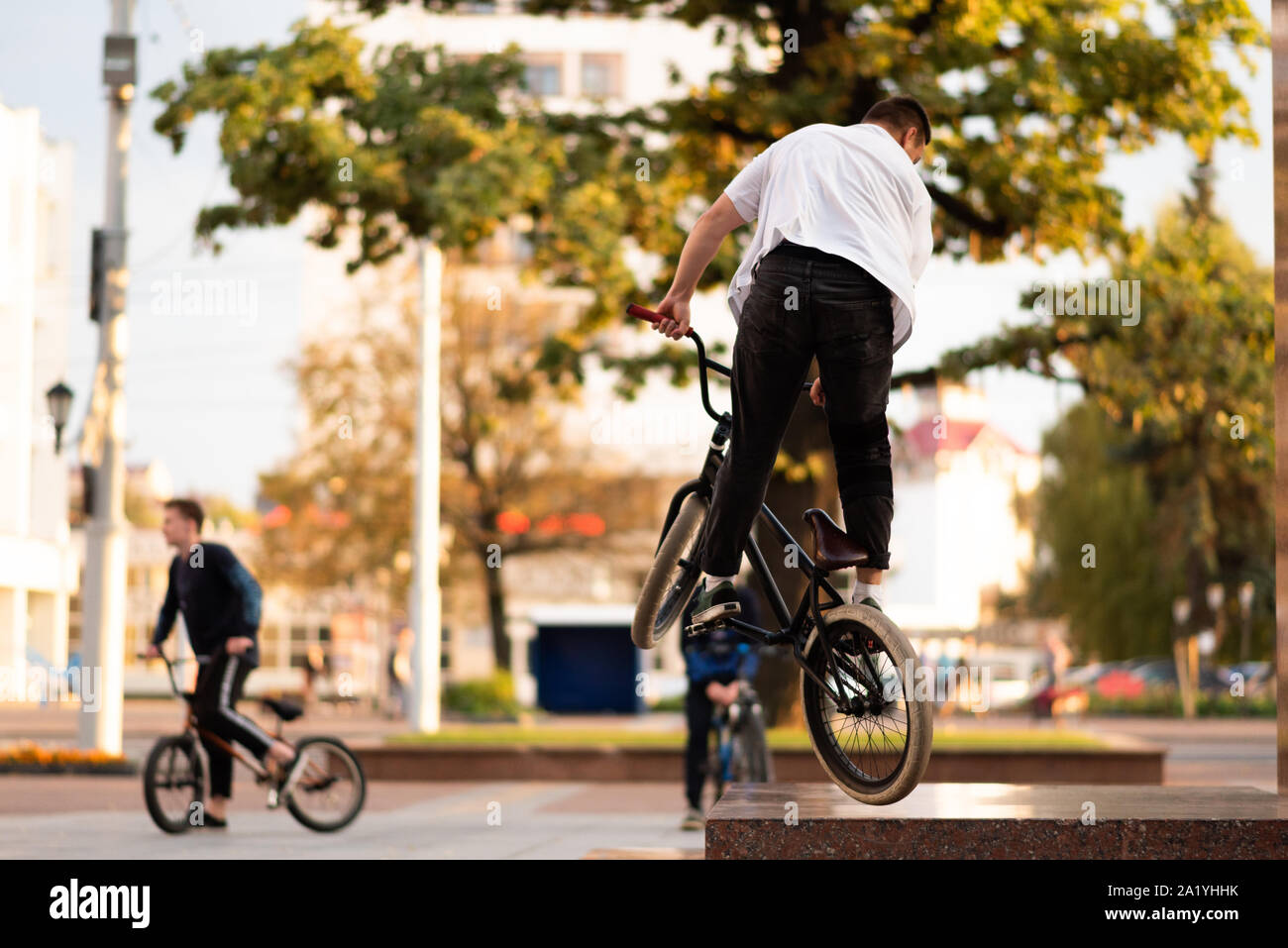 Der Kerl führt einen Stunt auf BMX, springen. Stockfoto