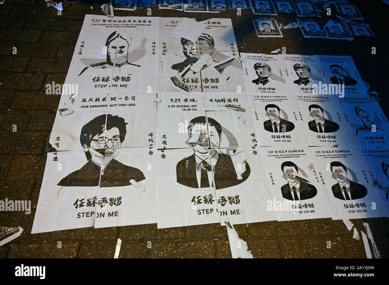 Hong Kong, Hong Kong SAR. 29 Sep, 2019. Flyer mit Klebeband auf den Boden Passanten fragen, zum Schritt auf die Gesichter der chinesische Präsident Xi Jinping, Hong Kong leader Carrie Lam und andere in Hongkong am 29. September 2019. Foto von Thomas Maresca/UPI Quelle: UPI/Alamy leben Nachrichten Stockfoto