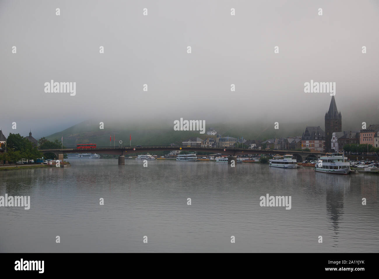 Am frühen Morgen Nebel über der Mosel bei Bernkastel-Keus Stockfoto