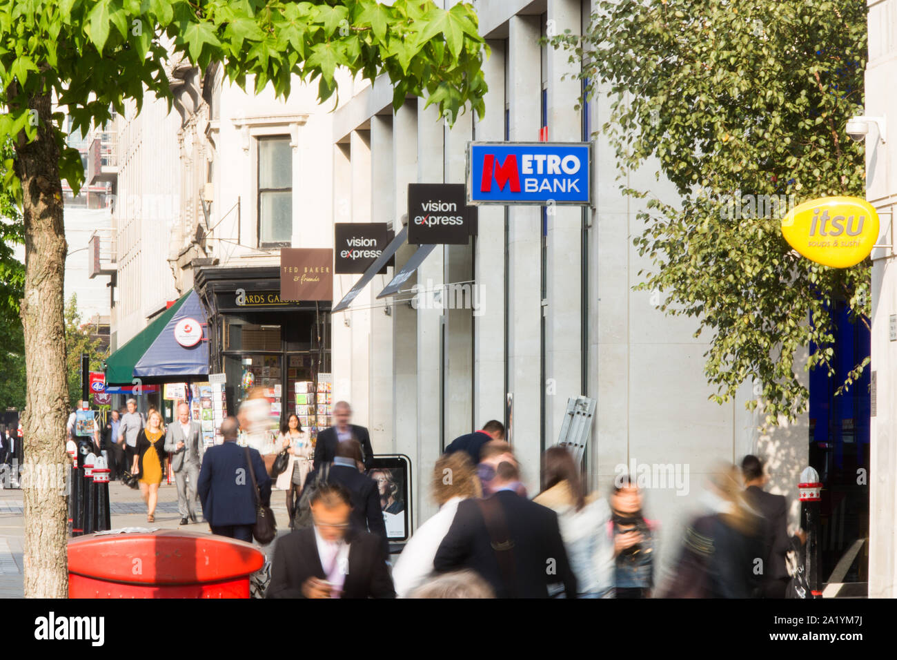 Geschäfte entlang der Cheapside Stockfoto