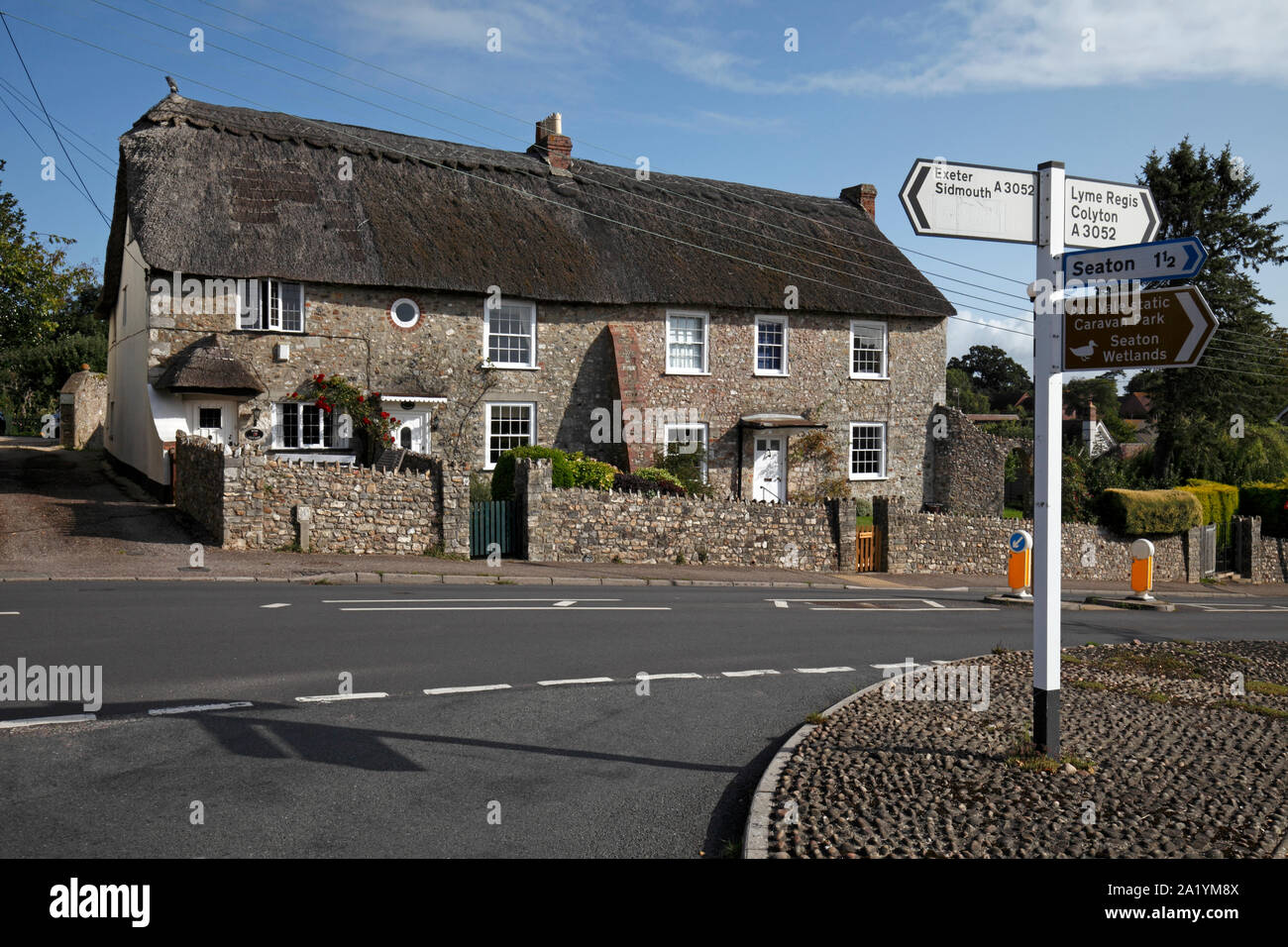 Die traditionellen strohgedeckten Hütten im Colyford, East Devon. Schildern nach Exeter, Lyme Regis, Colyton und Seaton. Stockfoto