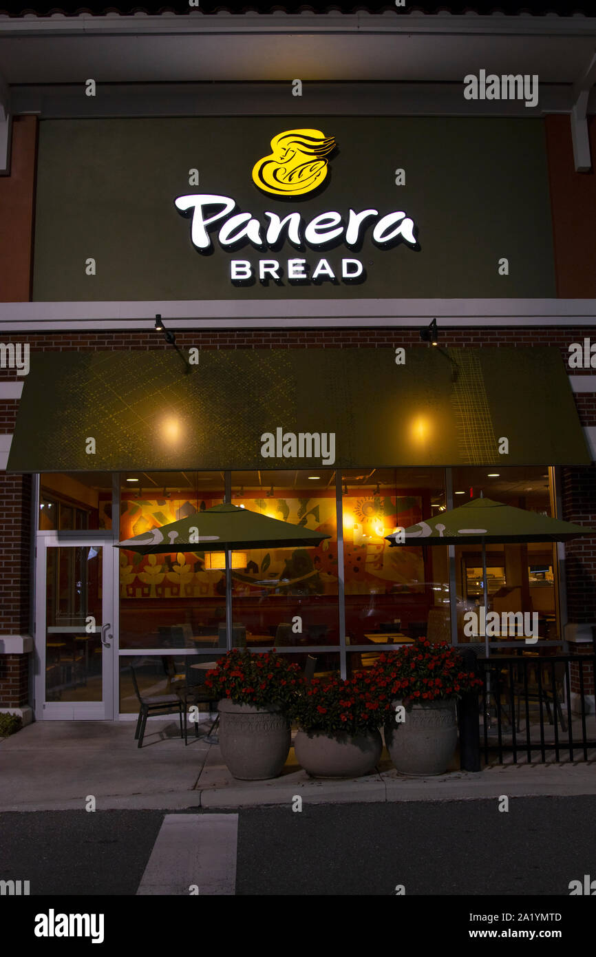 Panera Restaurant anmelden, die im Dunkeln leuchten in der Dämmerung Stockfoto