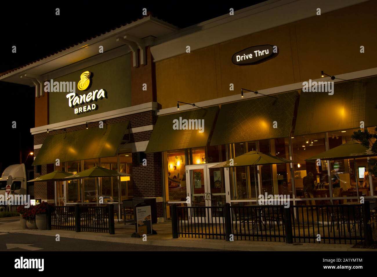 Panera Restaurant anmelden, die im Dunkeln leuchten in der Dämmerung Stockfoto