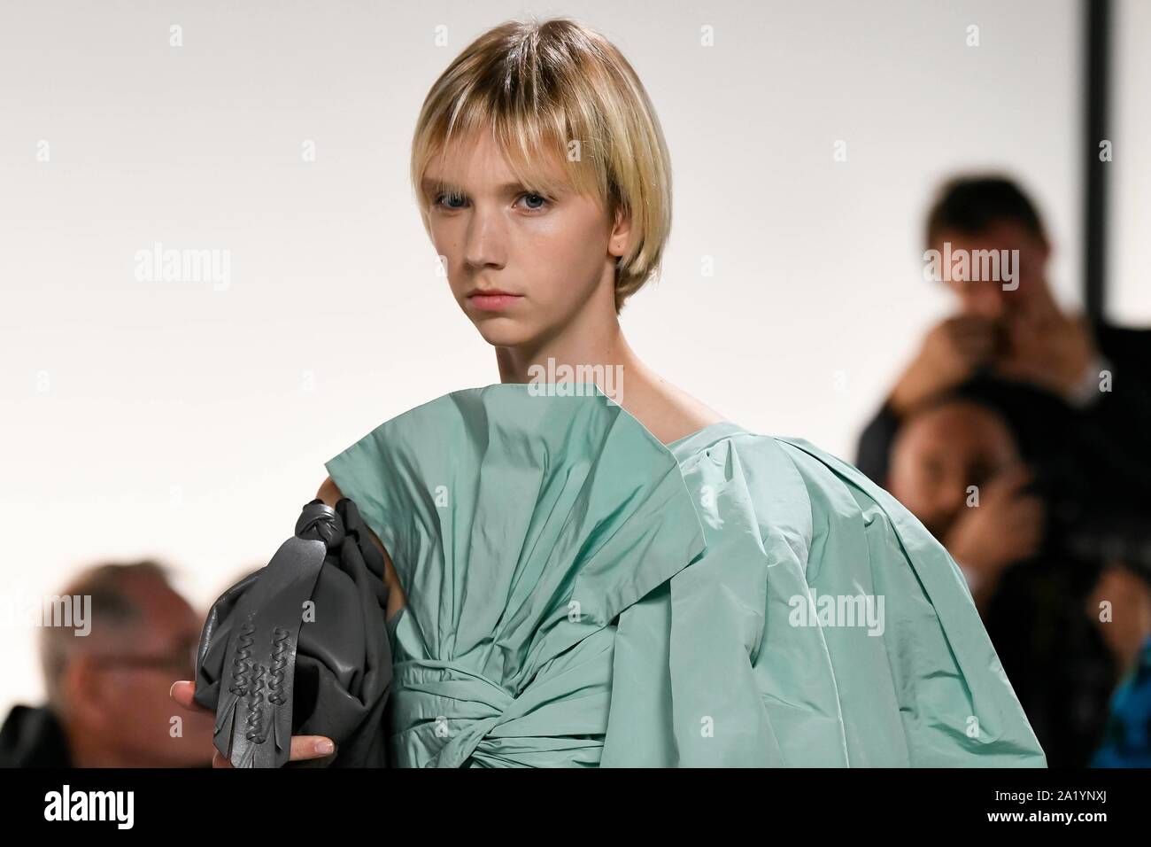 Paris, Frankreich. 29. September 2019. Paris, Frankreich. 29 Sep, 2019. GIVENCHY SS 20 Start- und Landebahn bei der Paris Fashion Week - Paris, Frankreich 29/09/2019 | Verwendung der weltweiten Kredit: dpa/Alamy Leben Nachrichten Quelle: dpa Picture alliance/Alamy leben Nachrichten Stockfoto