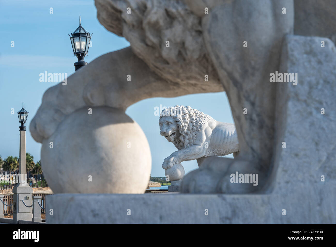 St. Augustine, Florida's Wahrzeichen Skulpturen aus Carrara-marmor Medici Löwen am Fuß der historischen Brücke von Löwen. (USA) Stockfoto