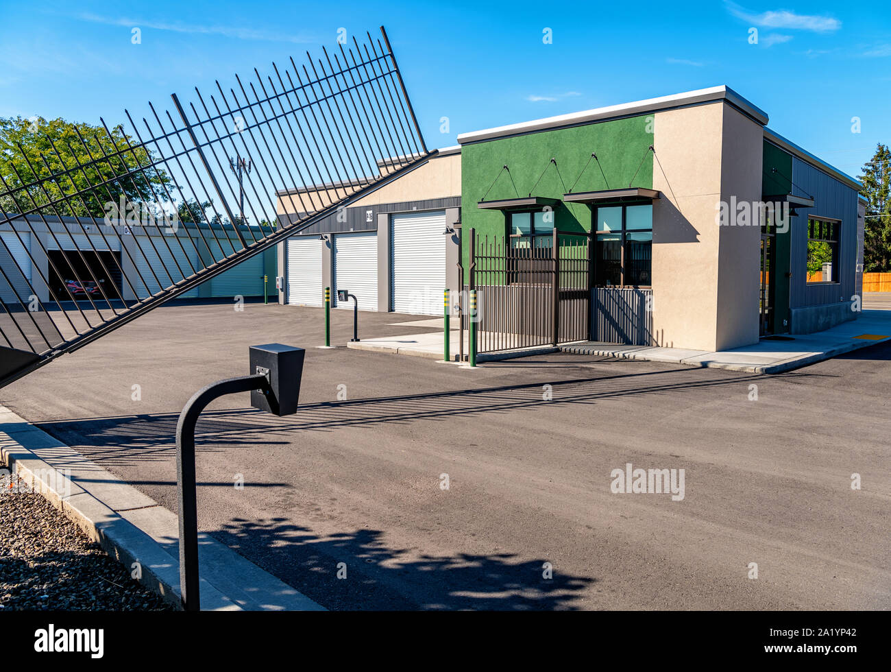 Metal Gate öffnet sich der Verkehr in an einem Mini storage Platz zu lassen. Stockfoto