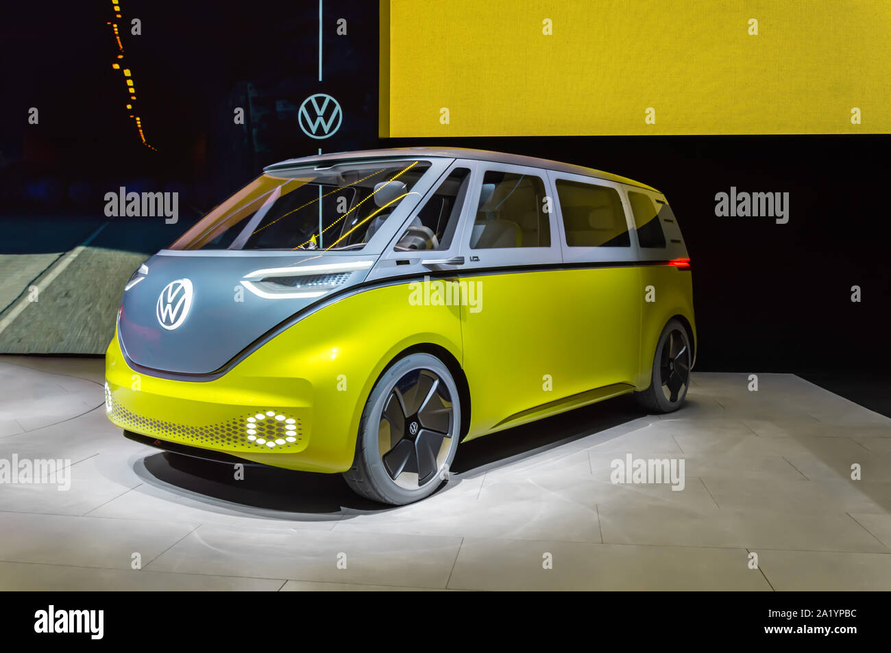 FRANKFURT - Sep 15, 2019: Gelb Silber VW-ID oder ID. Buzz Buzz. Elektrische Volkswagen Bulli minivan ist "zero emission"-Concept Car Stockfoto