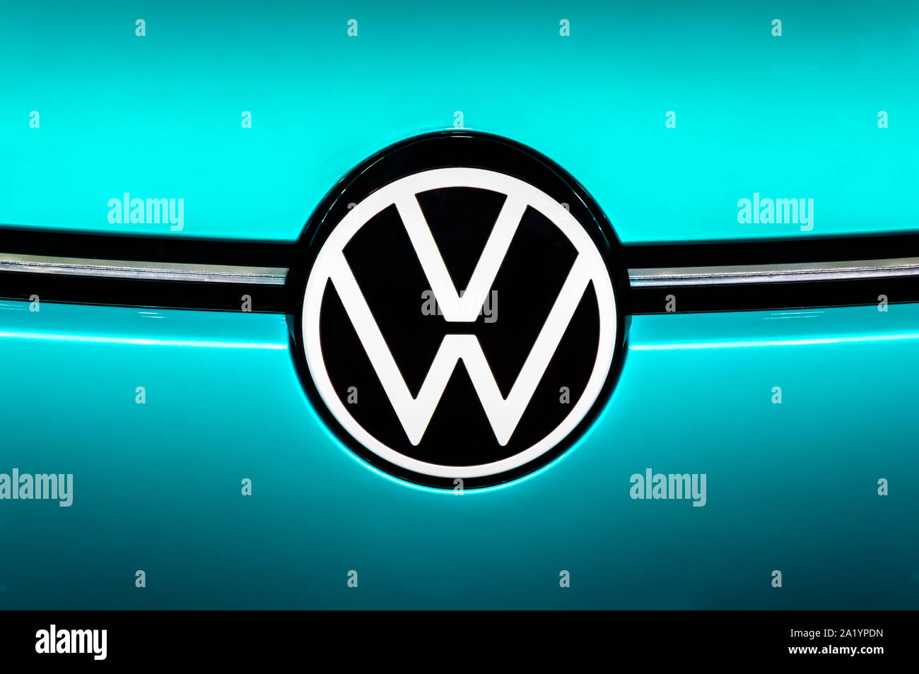 FRANKFURT - Sep 15, 2019: Neue zwei-dimensionale Volkswagen VW-Logo für Elektroautos auf VW-ID.3 Metallic Grün mint Auto Hintergrund auf der IAA 2019 Stockfoto