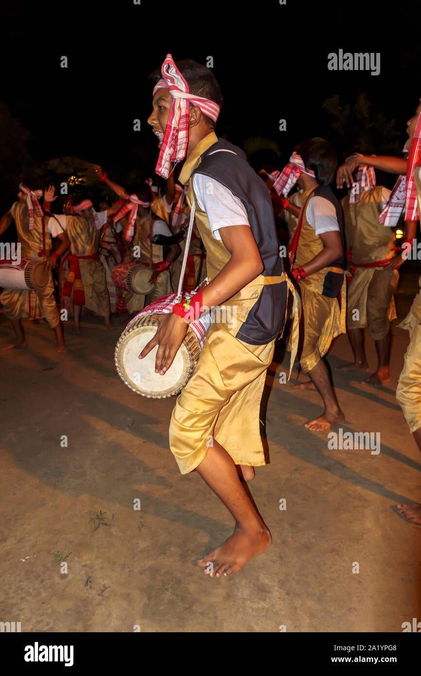 Lokale junge Tänzer mit einer Trommel, die in einem Indischen neues Jahr Tanz im Kaziranga, Golaghat Bezirk, Bochagaon, Assam, Indien Stockfoto