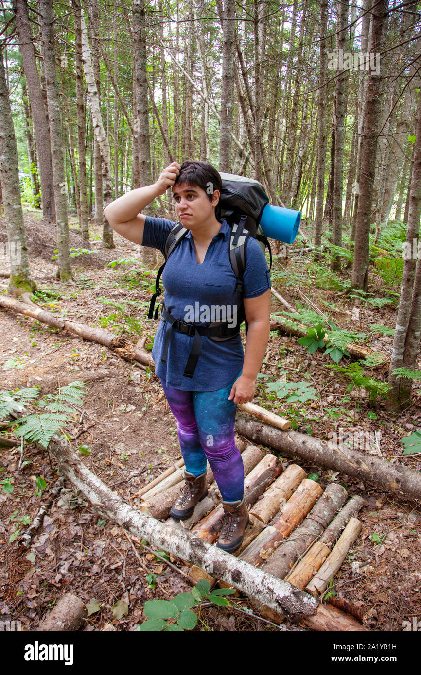 Person Camping oder Wandern über ihre Richtung oder Pfad verwirrt Stockfoto