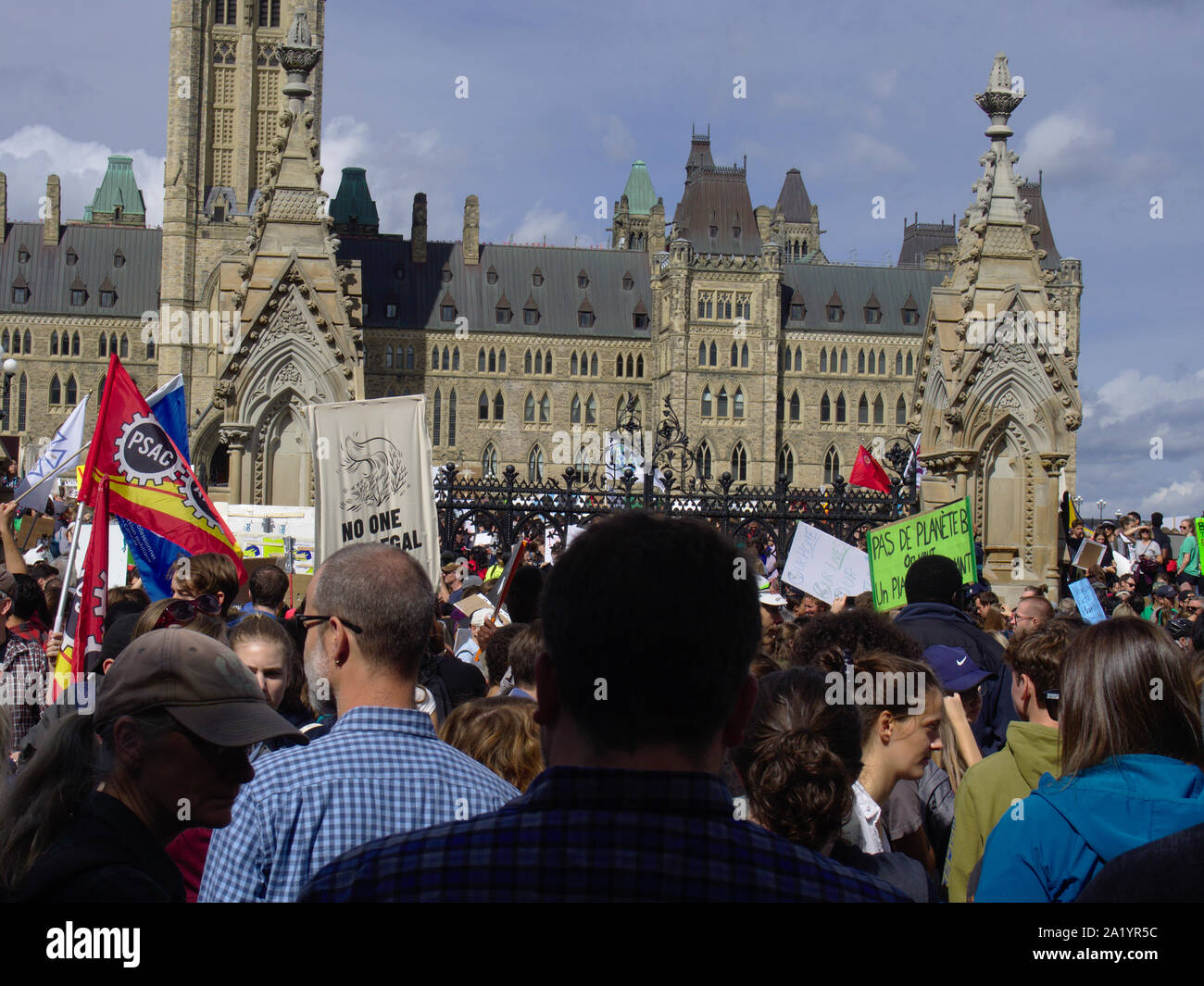 Menschenmassen, Schildern und Flaggen vor dem Parlament am Klima Streik, Freitag, 27. September, Ottawa, Ontario, Kanada. Stockfoto