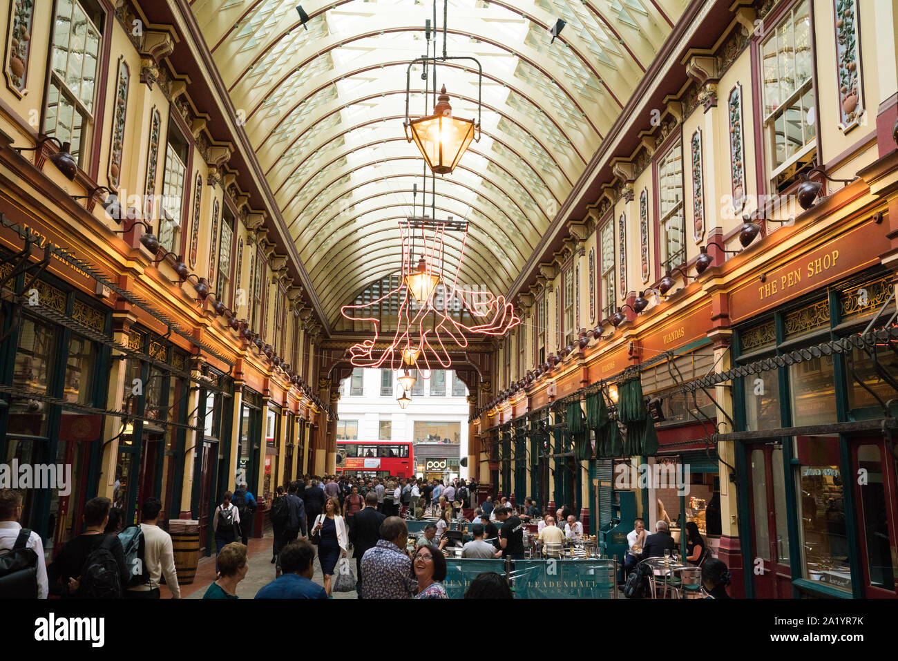 Sommer am Leadenhall Market, Skulptur in der Stadt "Die Quelle" von Patrick Tuttofuoco, neon Hände Kommunikation mittels Gebärdensprache Stockfoto