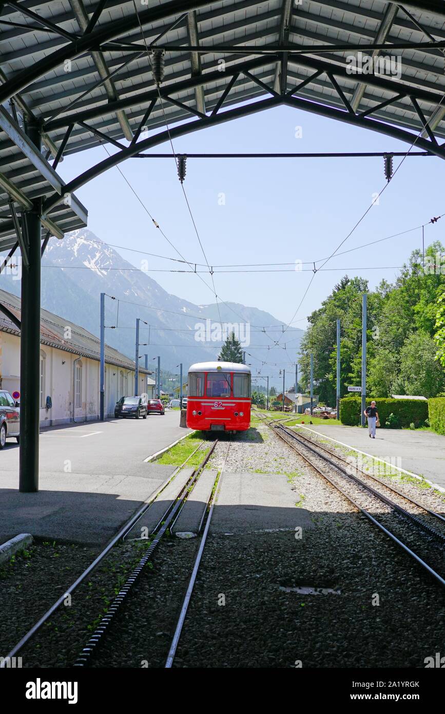 CHAMONIX, Frankreich-26 Jun 2019 - Ansicht der Chemin de Fer du Montenvers, ein wenig rot touristische Eisenbahn von Chamonix nach Montenvers in Frankreich in der Nähe von Stockfoto