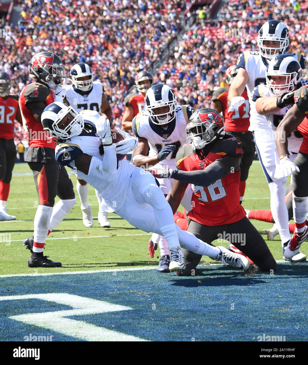 Los Angeles, USA. 29 Sep, 2019. Los Angeles Rams laufen zurück Todd Gurley Scores von 13 Yards hinter Tampa Bay Buccaneers linebacker Shaquil Barrett (58) im zweiten Quartal Aktion im Los Angeles Memorial Coliseum Los Angeles, Kalifornien am Sonntag, 29. September 2019. Die piratenschiffe an Halbzeit 28-14. Foto von Jon SooHooUPI Quelle: UPI/Alamy leben Nachrichten Stockfoto