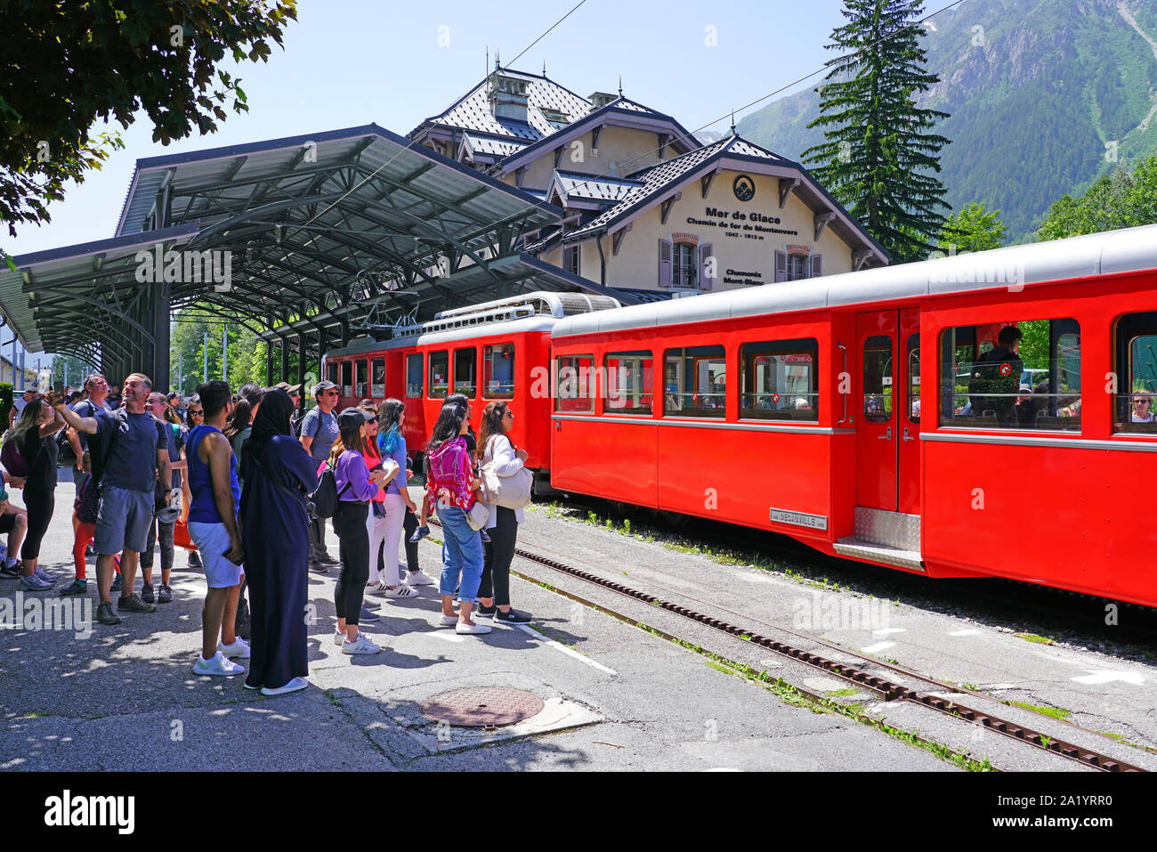 CHAMONIX, Frankreich-26 Jun 2019 - Ansicht der Chemin de Fer du Montenvers, ein wenig rot touristische Eisenbahn von Chamonix nach Montenvers in Frankreich in der Nähe von Stockfoto