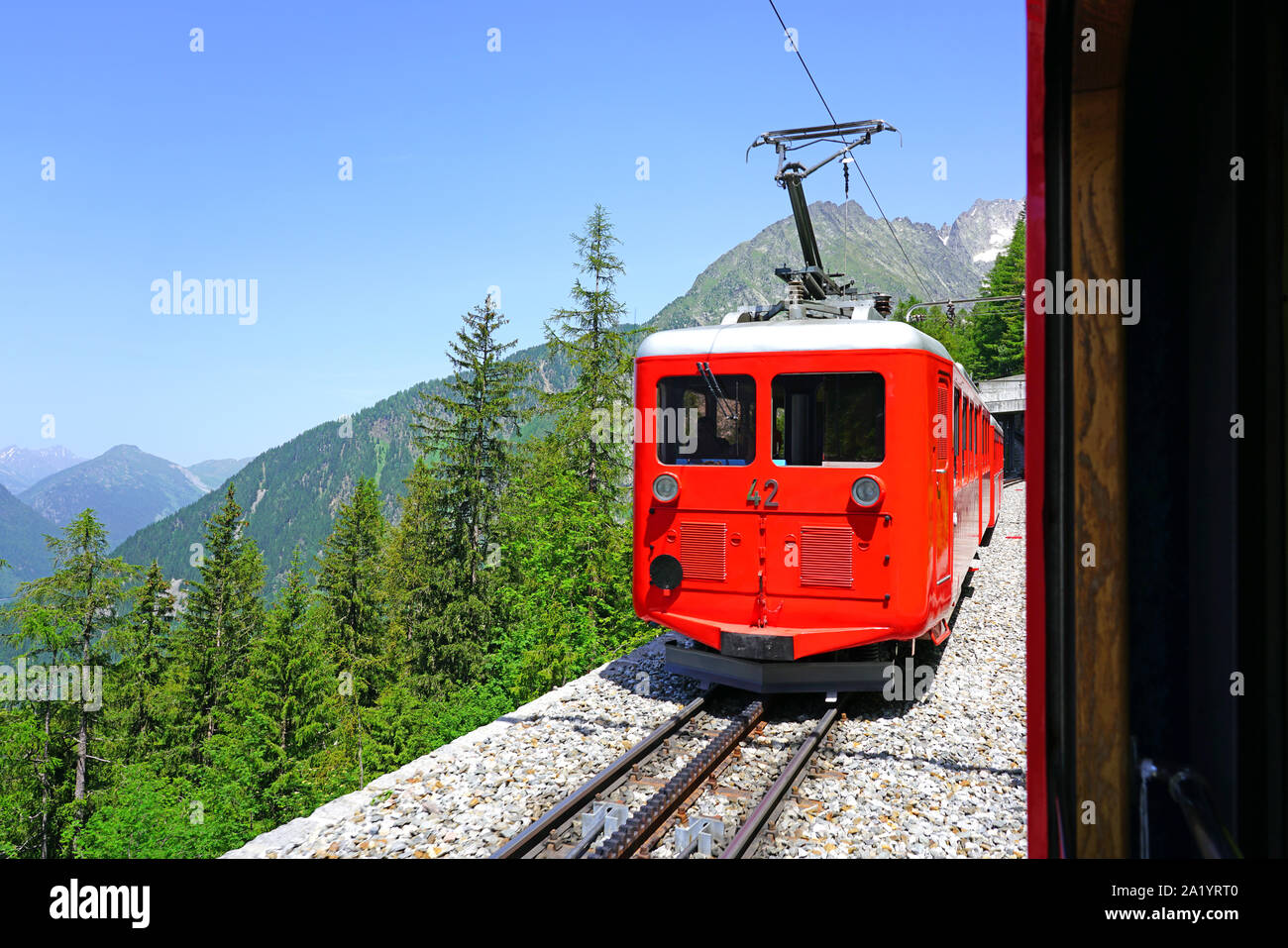 CHAMONIX, Frankreich-26 Jun 2019 - Ansicht der Chemin de Fer du Montenvers, ein wenig rot touristische Eisenbahn von Chamonix nach Montenvers in Frankreich in der Nähe von Stockfoto