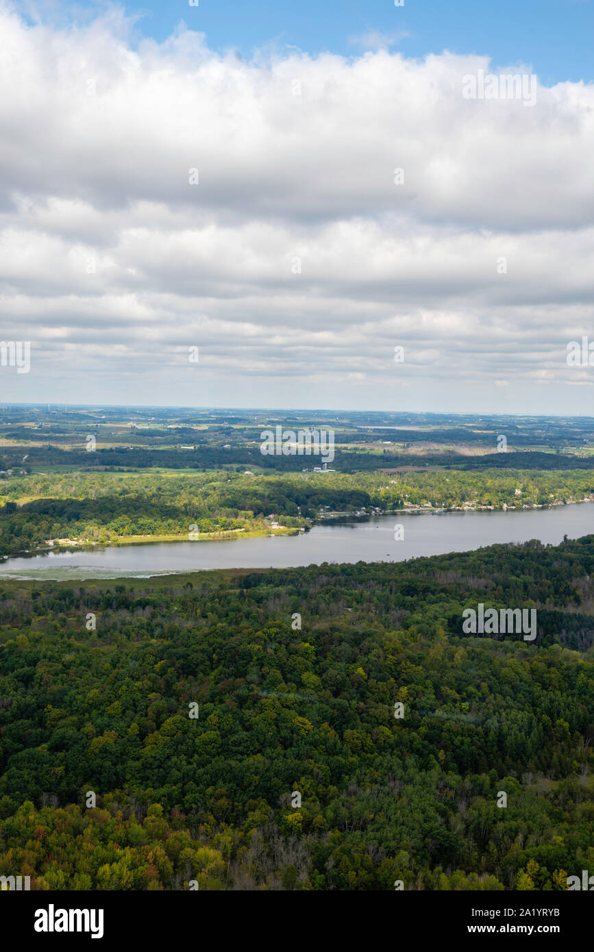 Luftaufnahme des Langen See und Kessel-moraine State Forest, Fond du Lac County, Wisconsin, USA. Stockfoto