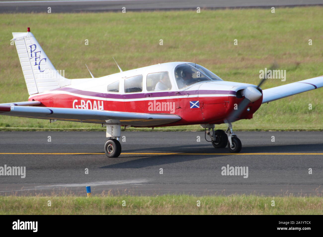G - BOAH, eine Piper PA-28 R-161 Krieger II, das im Besitz des Prestwick Flight Center betrieben, die an der Basis am Internationalen Flughafen Prestwick, Ayrshire. Stockfoto