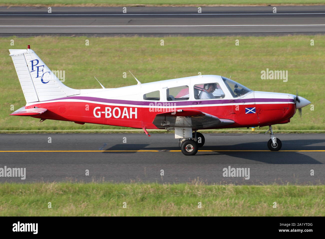 G - BOAH, eine Piper PA-28 R-161 Krieger II, das im Besitz des Prestwick Flight Center betrieben, die an der Basis am Internationalen Flughafen Prestwick, Ayrshire. Stockfoto