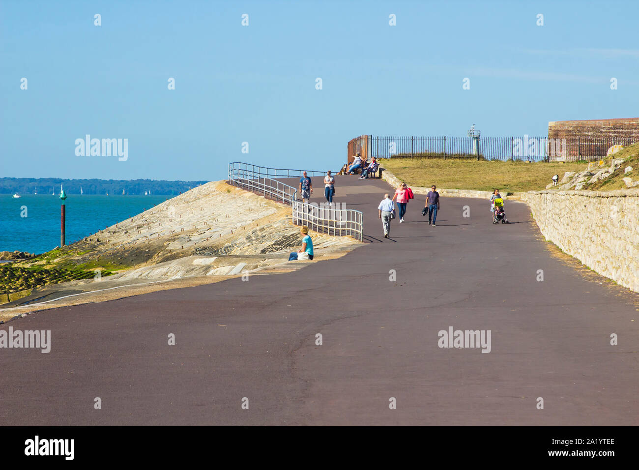 18. September 2019 Besucher die Promenade an der Southsea Portsmouth an einem heißen September Morgen Stockfoto