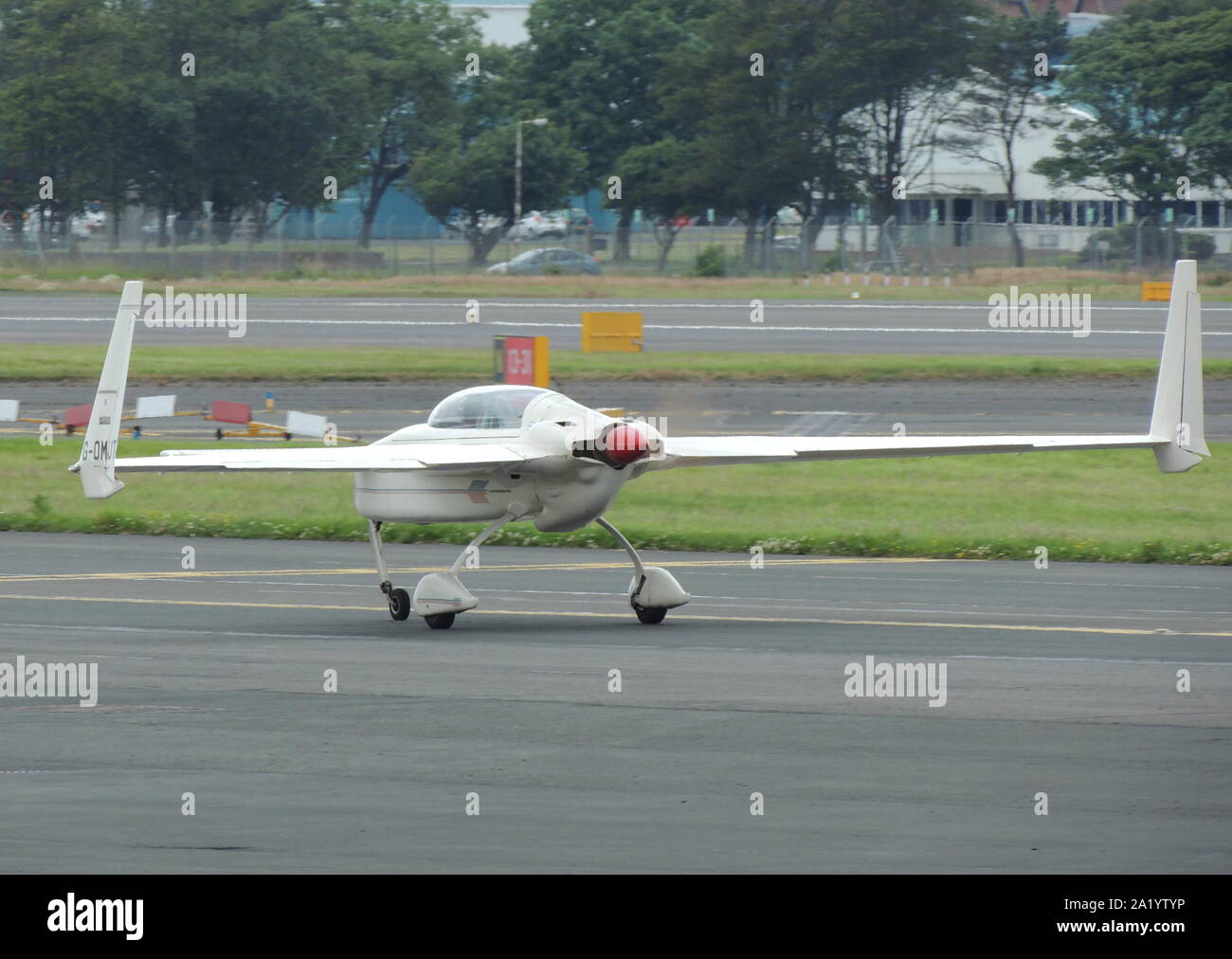 G-OMJT, ein privat geführtes Rutan Long-EZ homebuilt Flugzeug, am Internationalen Flughafen Prestwick, Ayrshire. Stockfoto