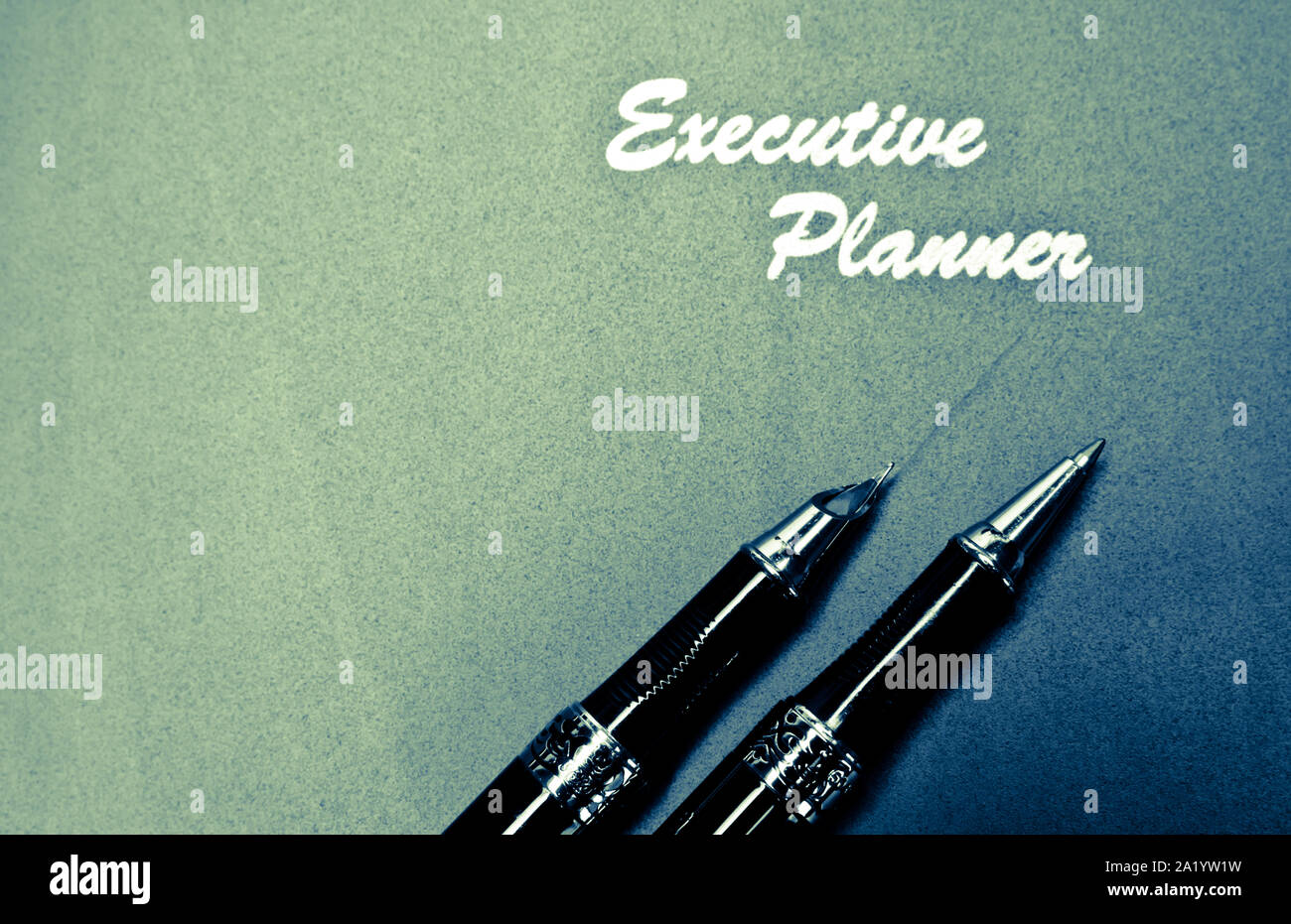 Red executive Planer mit zwei Stifte aufgeteilte Ton in lansdcape  Ausrichtung Stockfotografie - Alamy