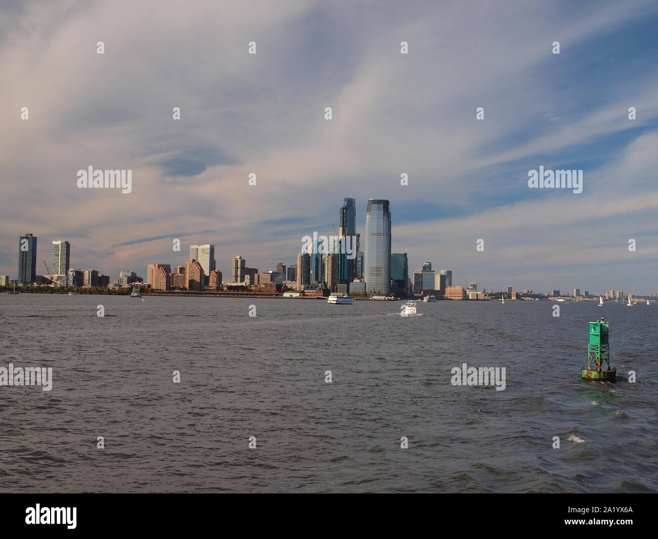 Der Jersey City, NJ Skyline entlang dem Hudson River mit Ellis Island. Das Wasser ist jetzt der Gold Coast Wegen der Sanierung genannt. Stockfoto
