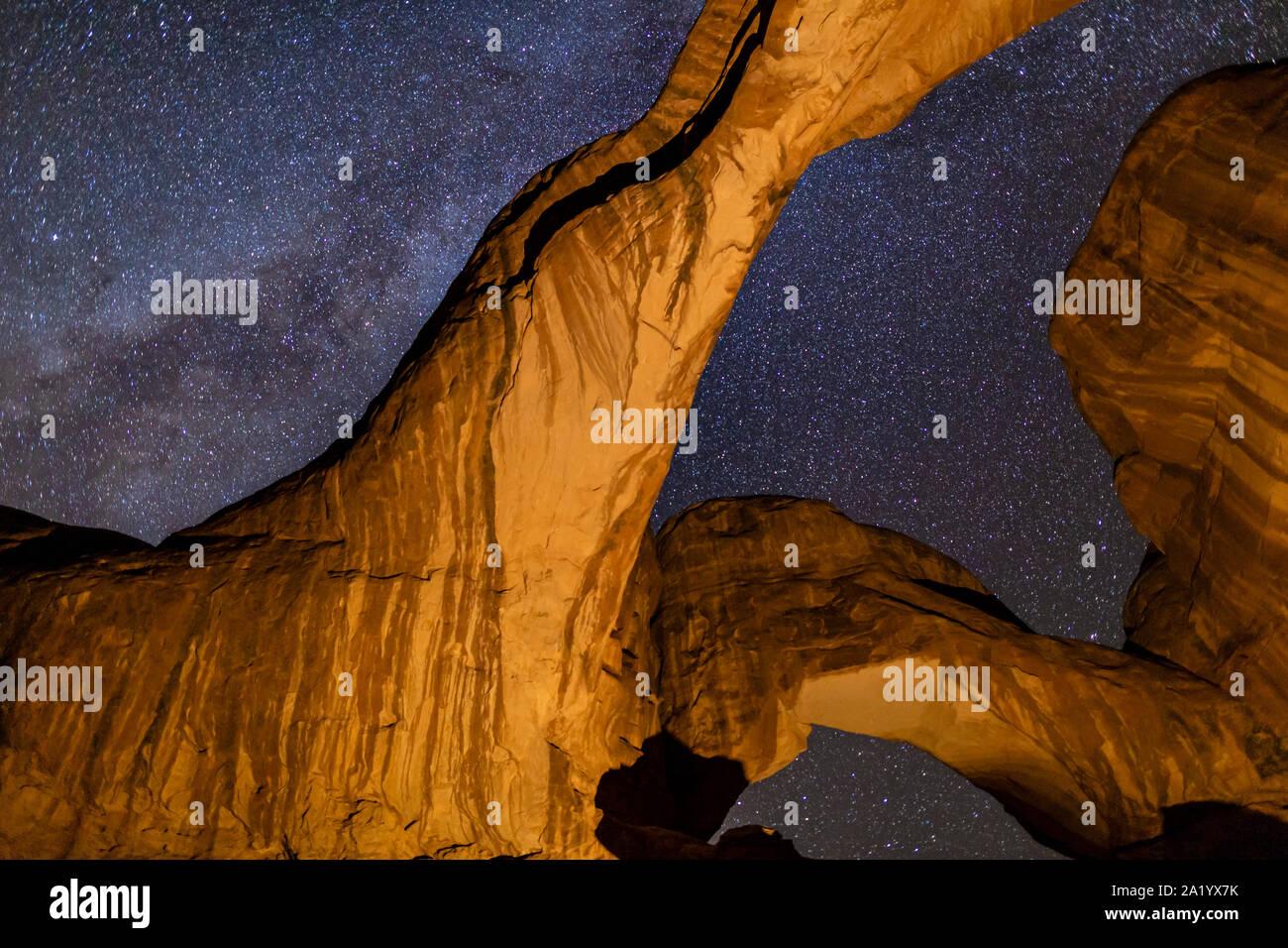 Zu kultigen Double Arch gegen ein Stern leuchtet - gefüllt Milchstraße im Arches National Park, Moab, Utah. Stockfoto