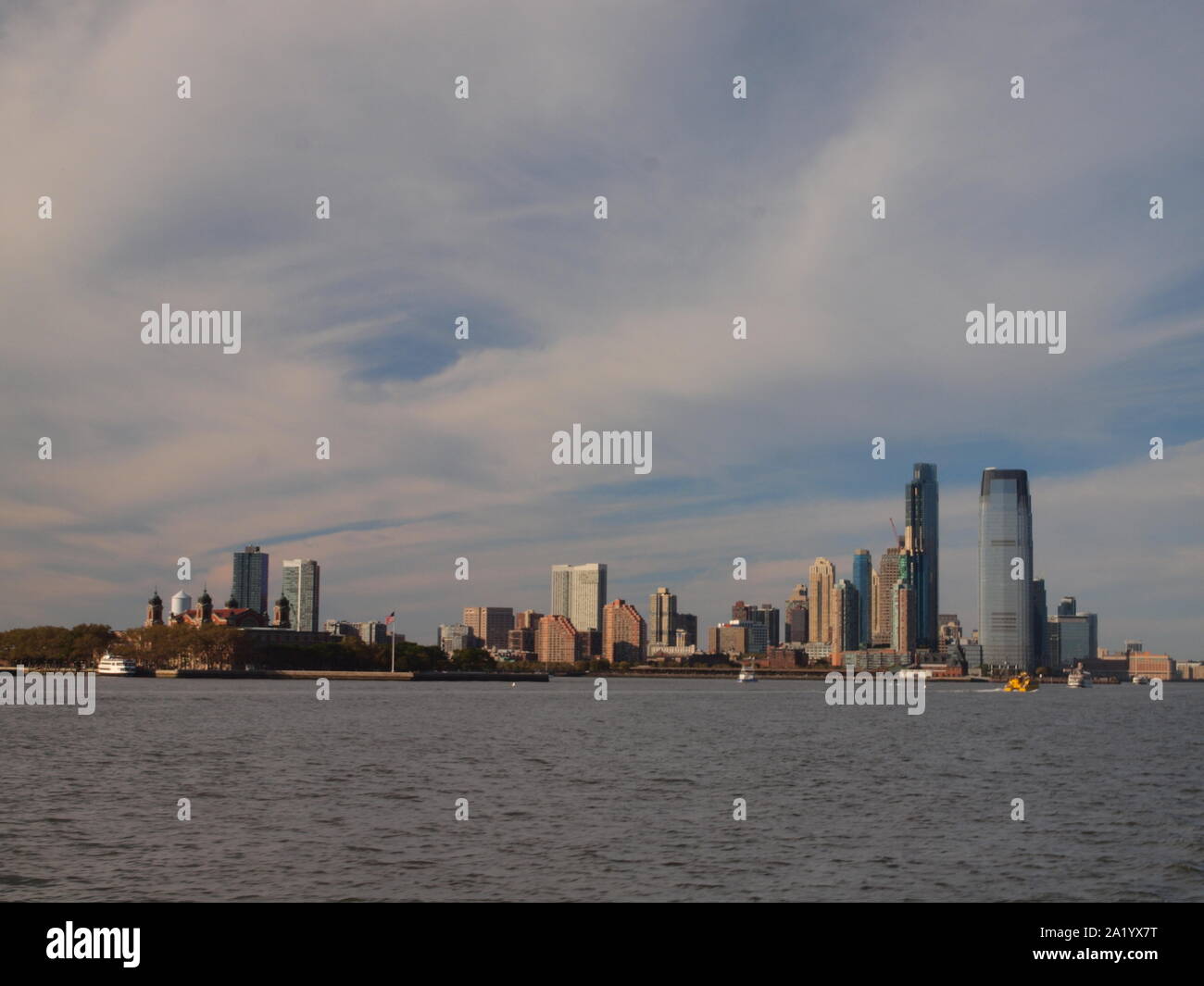 Der Jersey City, NJ Skyline entlang dem Hudson River mit Ellis Island. Das Wasser ist jetzt der Gold Coast Wegen der Sanierung genannt. Stockfoto