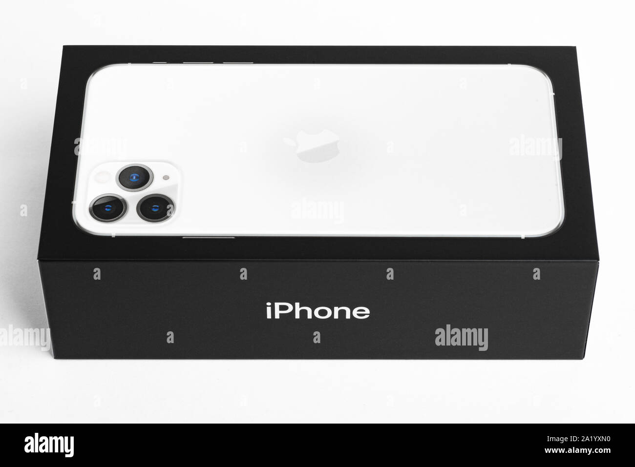 Vidalia Georgia/USA - September 27, 2019: ein Studio shot des Apple iPhone 11 Max pro Verpackung Retail Box auf einem weißen Hintergrund. Stockfoto
