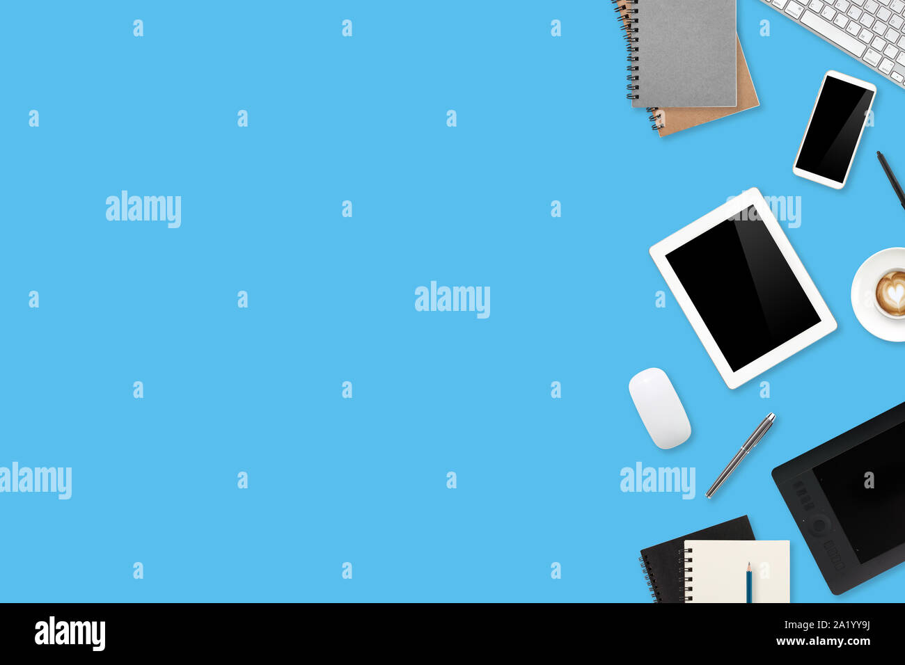 Grafik Designer Schreibtisch Draufsicht mit Laptop, Pen Display tablet Stift, Büromaterial und Kaffee Tasse auf Blau pastell Hintergrund Stockfoto