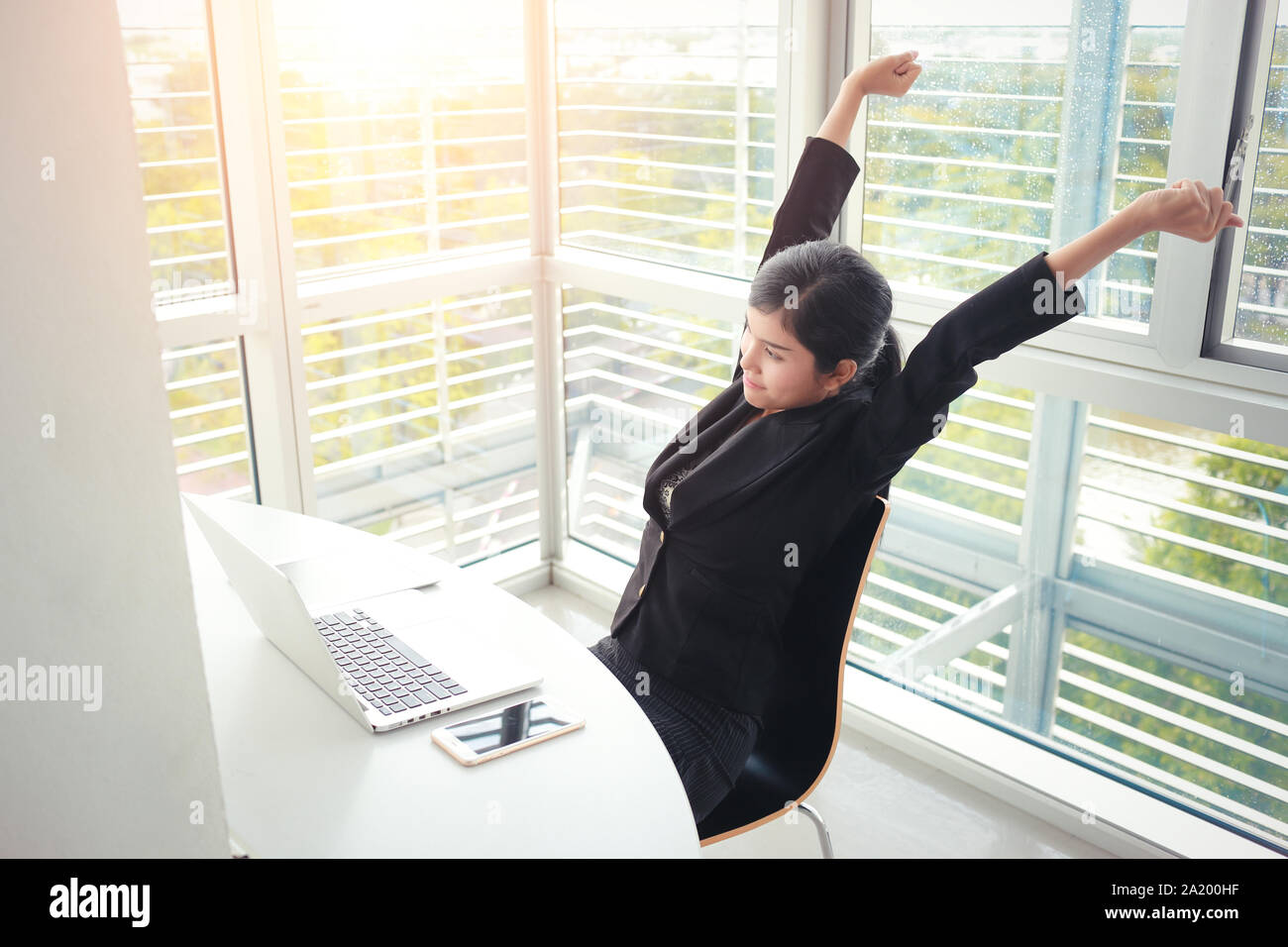 Schöne Geschäftsfrau dehnen sich Stockfoto