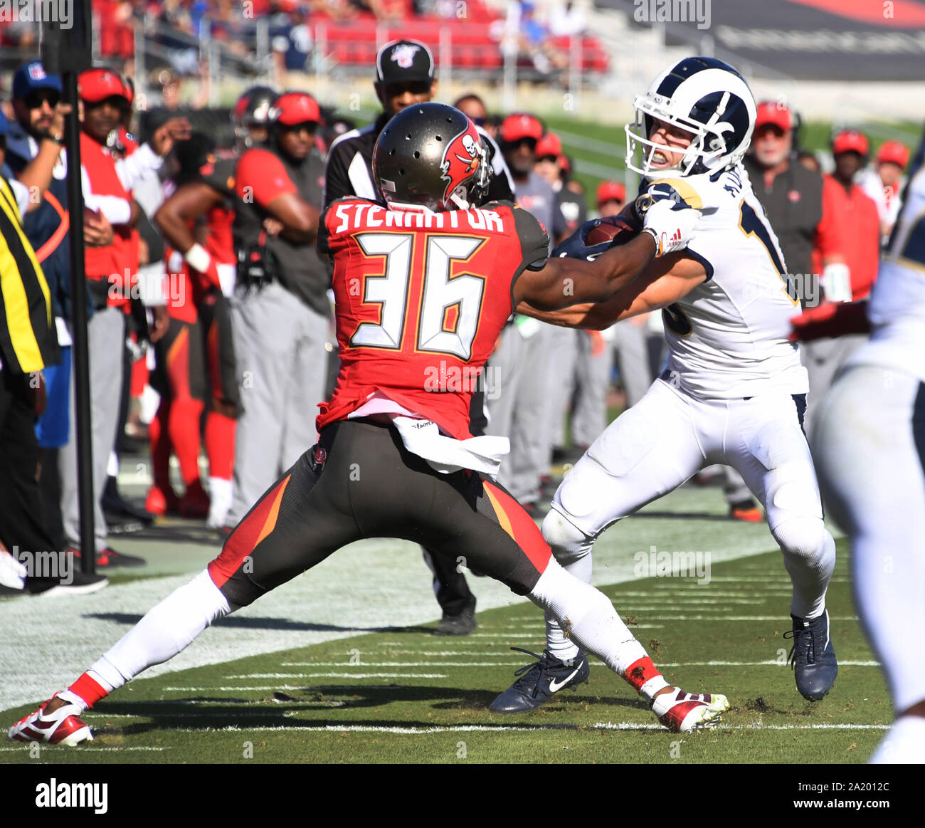 Los Angeles, USA. 29 Sep, 2019. Los Angeles Rams Empfänger Cooper Kupp (R) zieht weg von Tampa Bay Buccaneers cornerback Darian Stewart für einen 29 Yard Touchdown im 4. Quartal Aktion an der Los Angeles Memorial (L) Kolosseum in Los Angeles, Kalifornien am Sonntag, 29. September 2019. Die Piratenschiffe verärgert die Rams 55-40. Foto von Jon SooHooUPI Quelle: UPI/Alamy leben Nachrichten Stockfoto