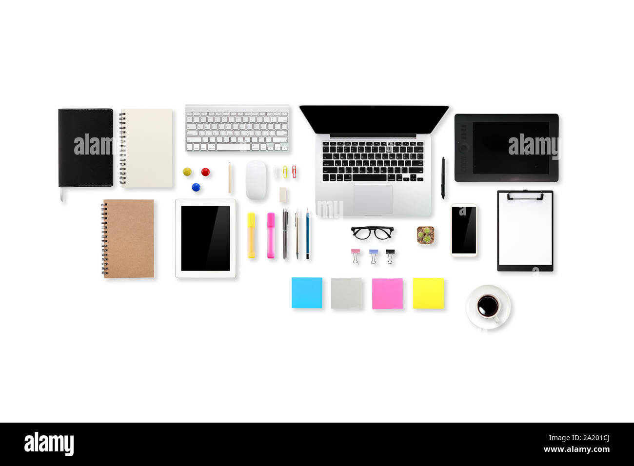 Flach, Ansicht von oben Arbeitsbereich business white Schreibtisch mit Laptop, Handy und Büromaterial und Kaffee Tasse Stockfoto