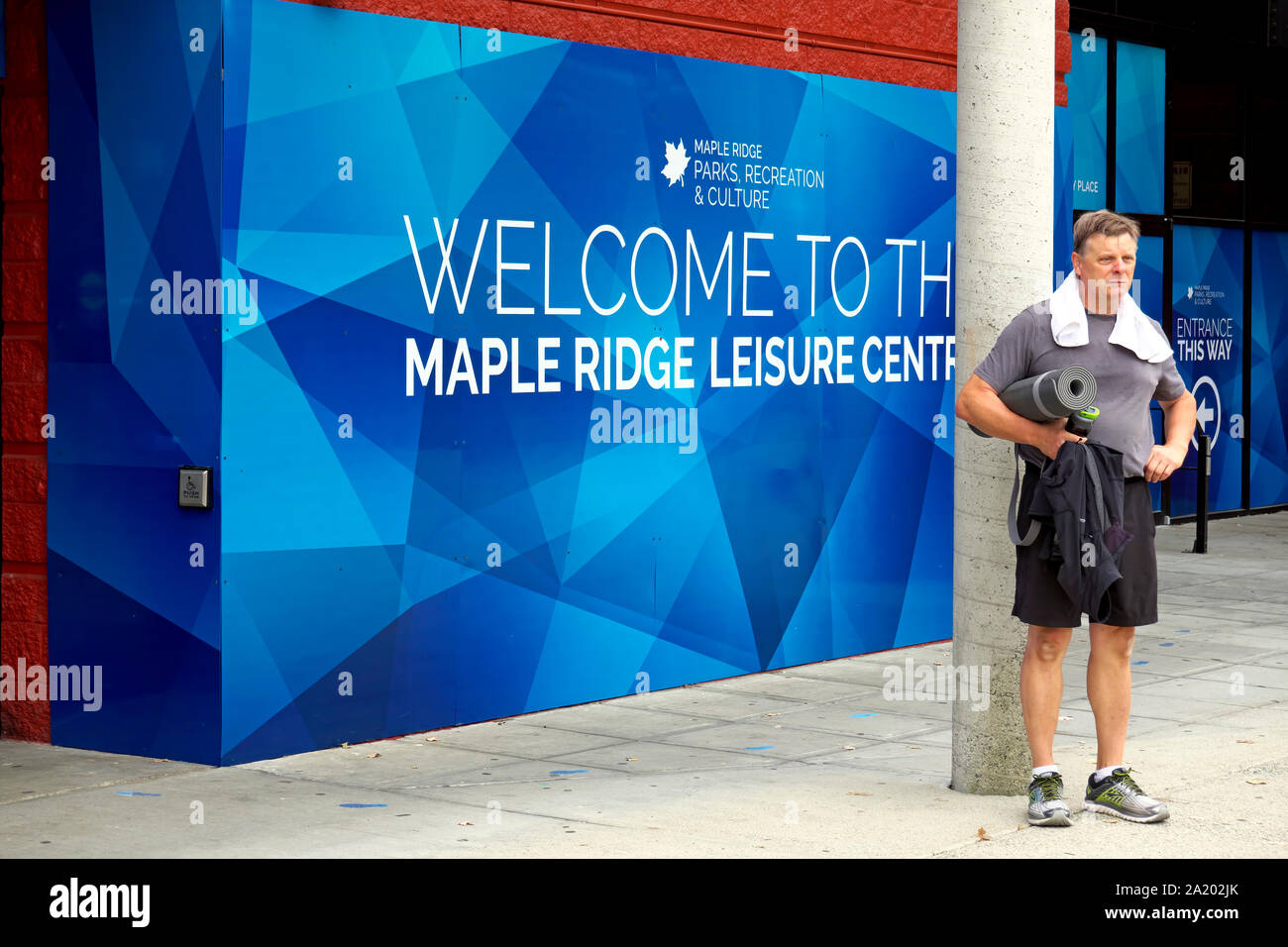 Ein Willkommensschild zum neuen, modernisierten Freizeitzentrum in der Innenstadt von Maple Ridge, B. C. Kanada. Stockfoto