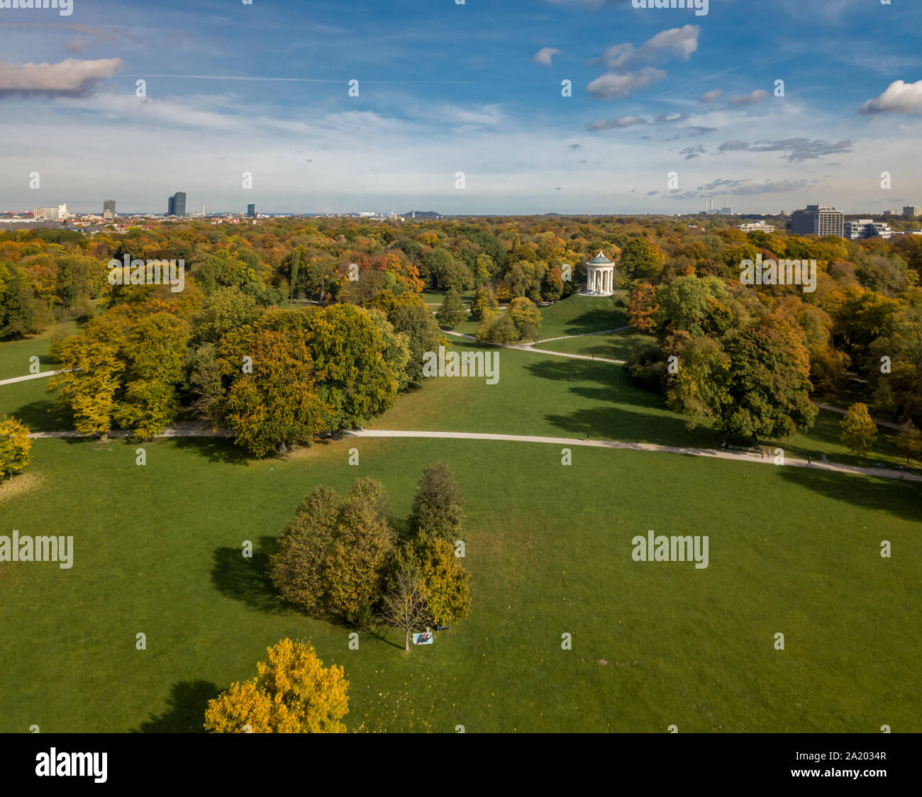 Eine droneshot im Herbst Farben am Englischen Garten in München, schönen Tag. Stockfoto