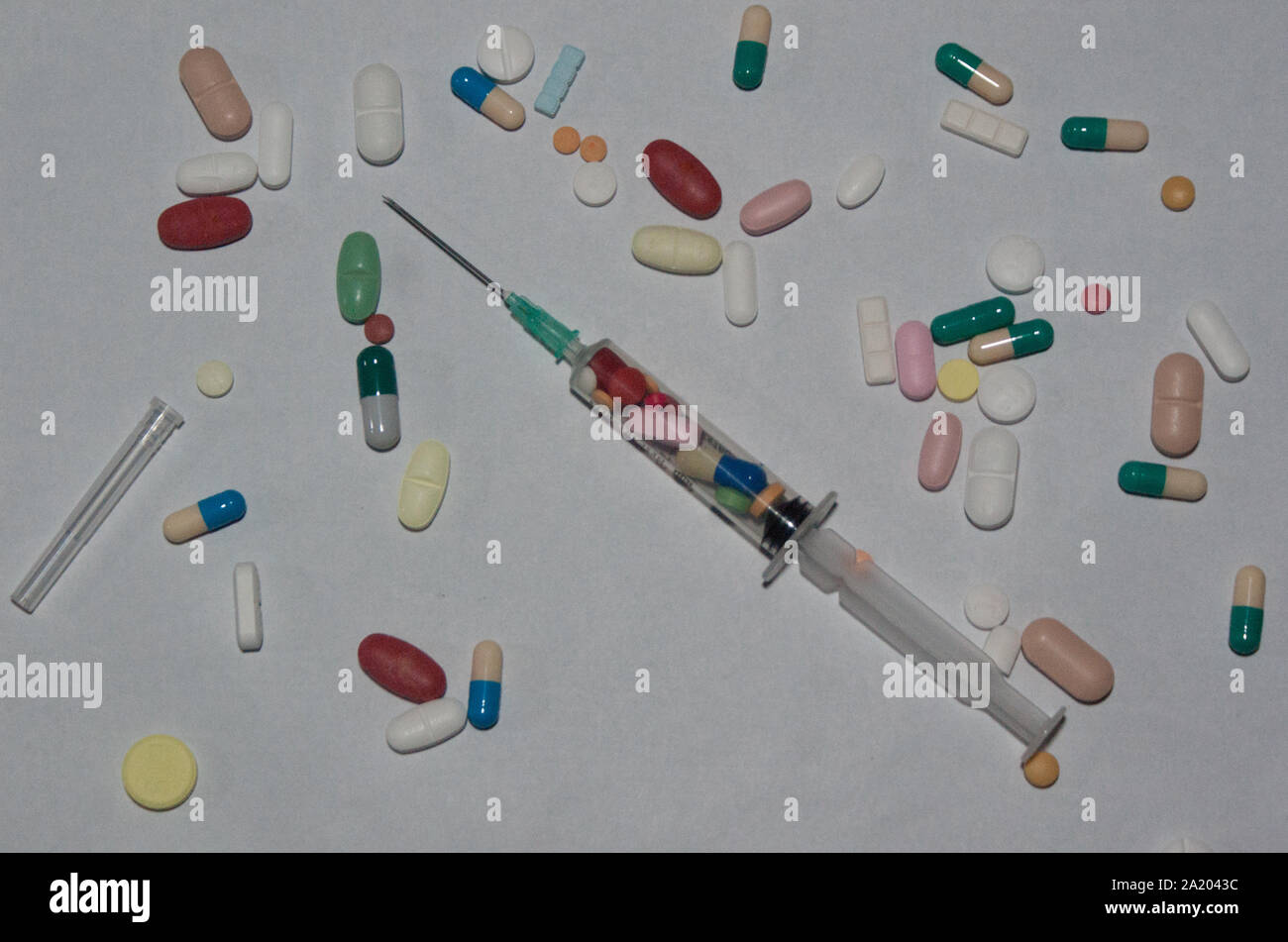 Die pharmazeutischen Pillen und intravenöser Drogen Injektion wurden auf das Labor Zähler verschüttet Stockfoto