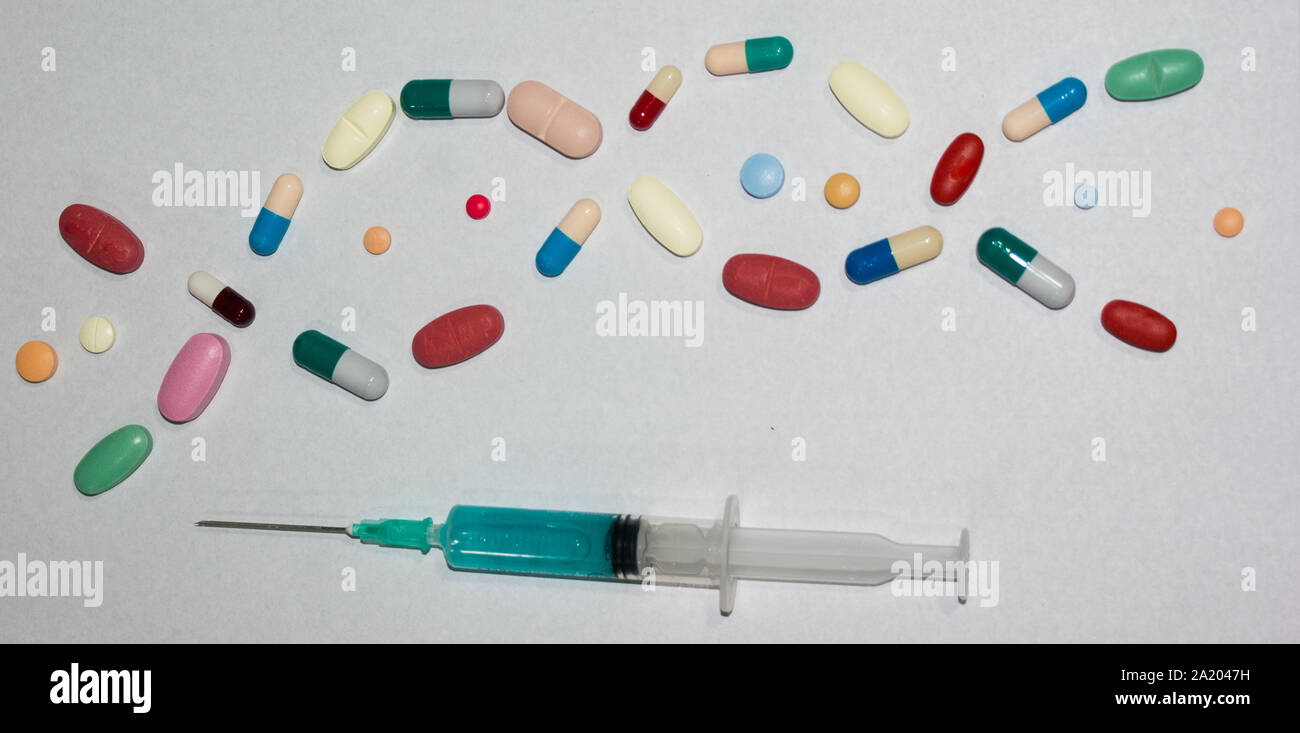 Die pharmazeutischen Pillen und intravenöser Drogen Injektion wurden auf das Labor Zähler verschüttet Stockfoto