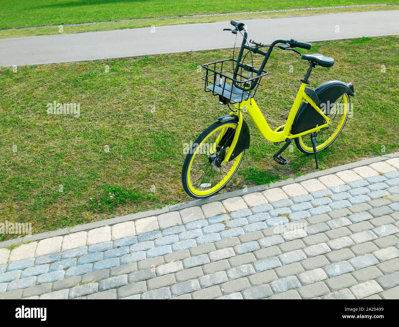 Geparkten gelben rent-a-bike in der Nähe von bürgersteig. ökologische Verkehrspolitik für Erholung Stockfoto