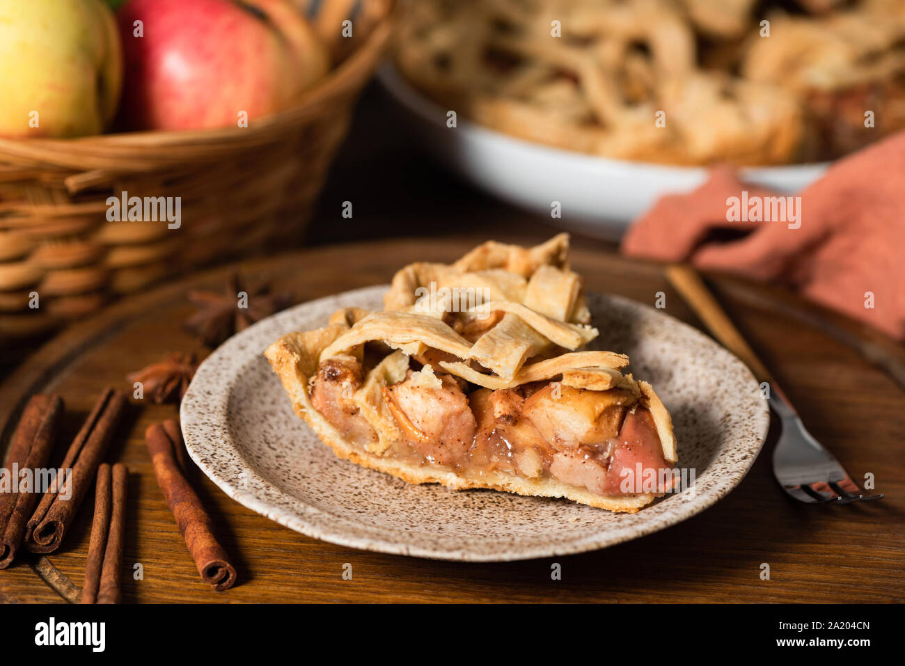 Scheibe hausgemachten Apfelkuchen mit Zimt. Detailansicht. Herbst Komfort Essen, traditionellen klassischen amerikanischen Dessert Stockfoto